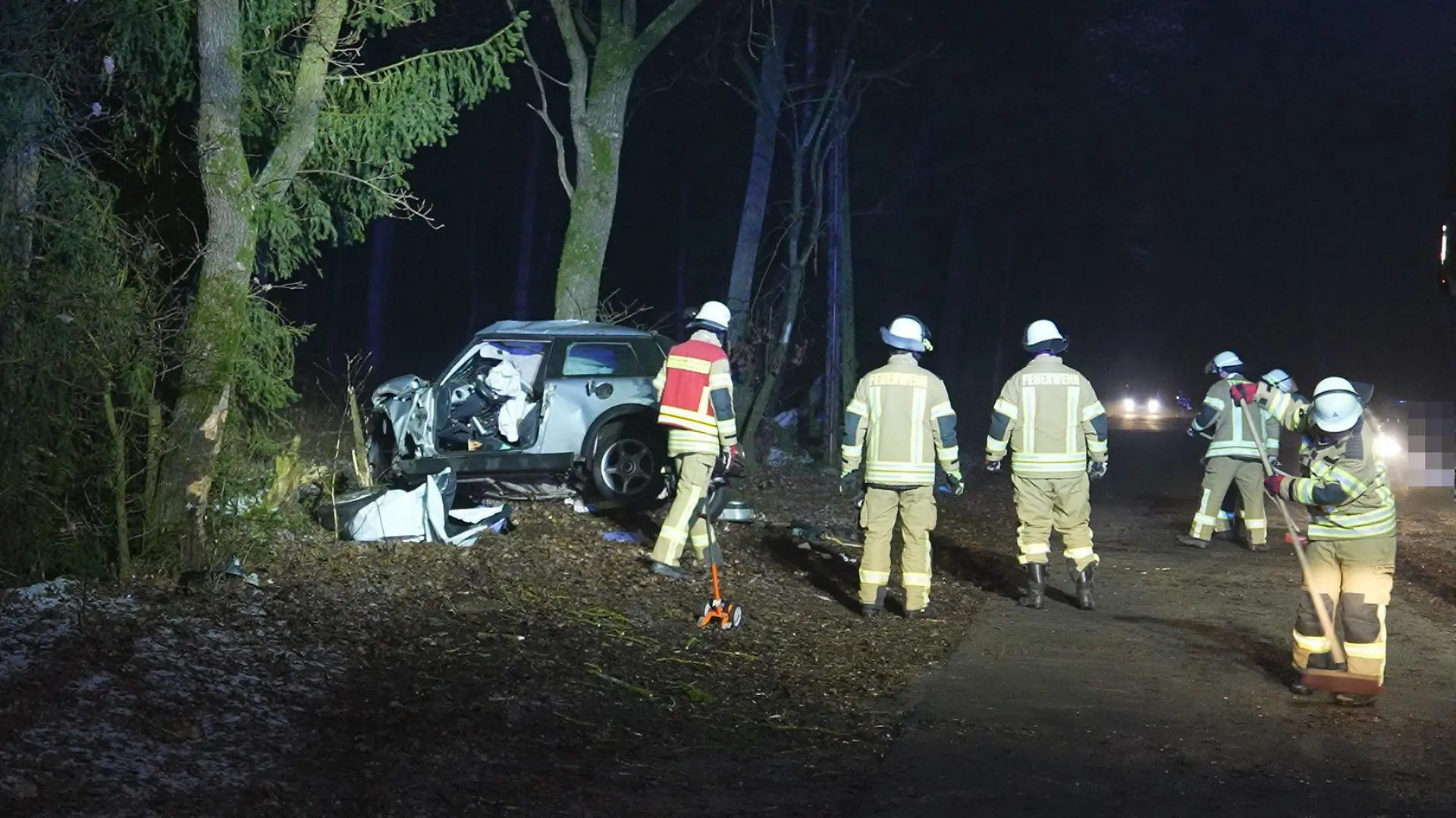 12.01.2024, Niedersachsen, Prinzhöfte: Feuerwehrleute bergen ein bei Glätte im Landkreis Oldenburg von der Straße abgekommenes Auto. Der Fahrer kam bei dem Unfall ums Leben. (zu dpa: «Auto kommt von glatter Straße ab - 29-Jähriger tot») Foto: Thomas Lindemann/Nord-West-Media TV/dpa +++ dpa-Bildfunk +++
