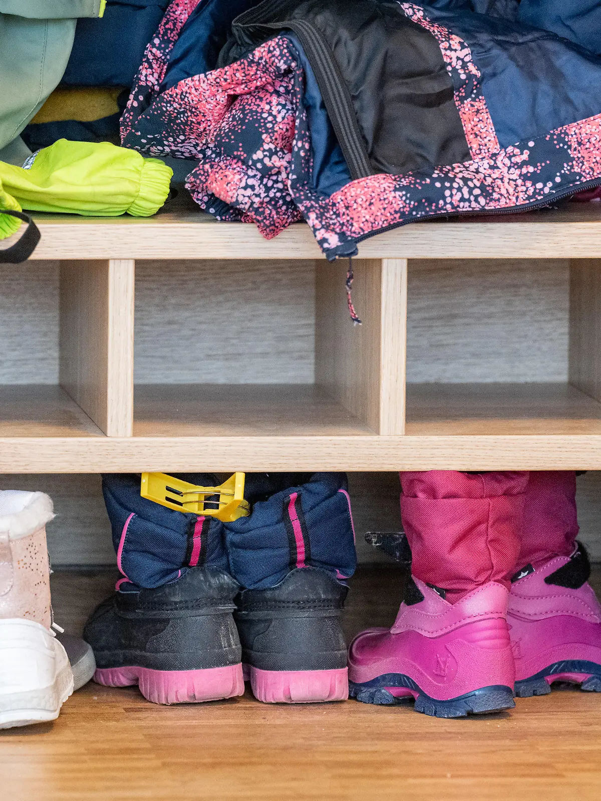 ARCHIV - 01.02.2023, Bayern, Münchsmünster: Eine Garderobe in einer Kita. (zu dpa «Kaum Männer in Thüringens Kindergärten») Foto: Armin Weigel/dpa +++ dpa-Bildfunk +++