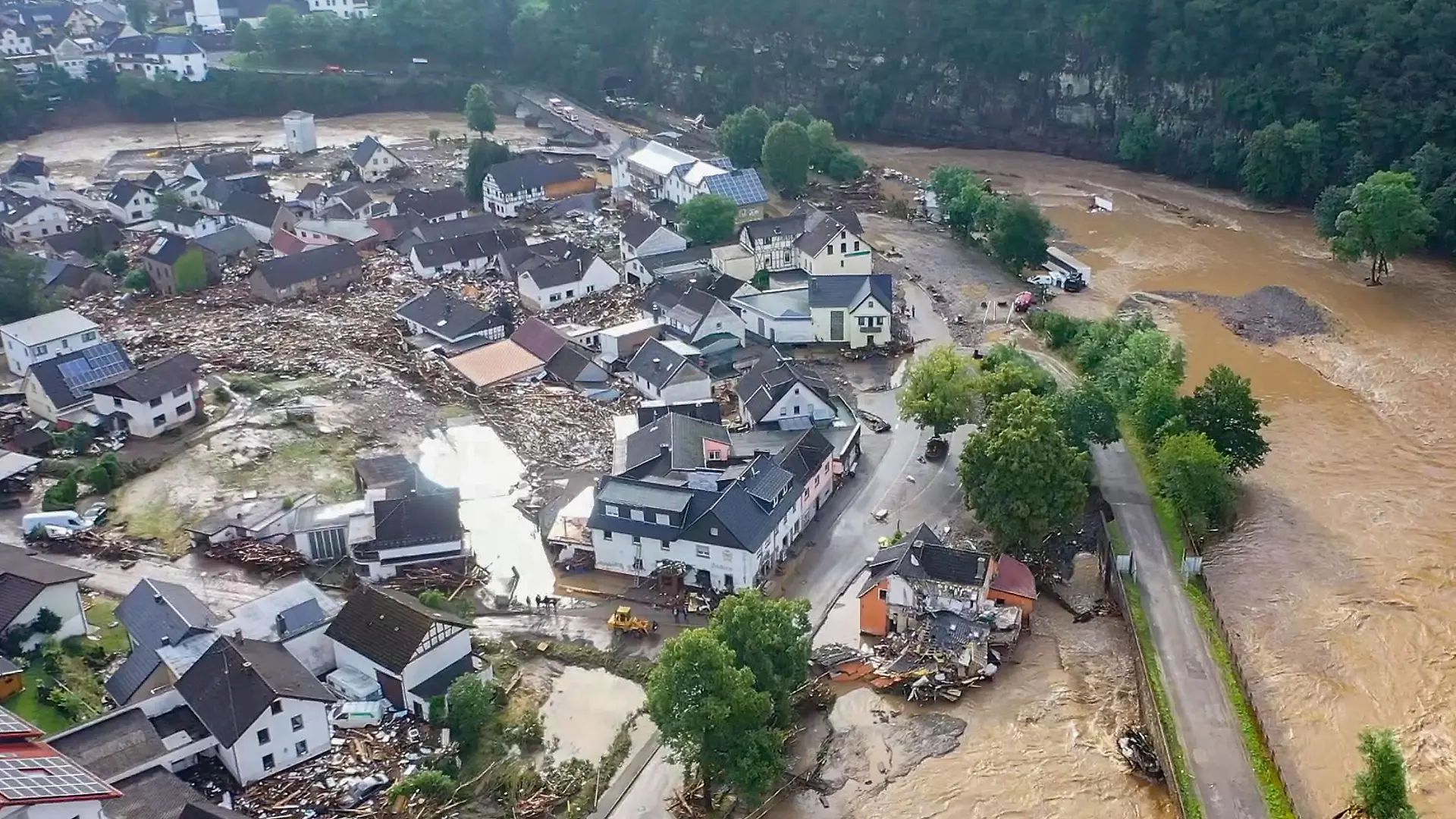 15.07.2021 , Rheinland-Pfalz , Eifel , Verwüstungen durch das Hochwasser der Ahr in dem Eifel-Ort Schuld im Ahrtal angerichtet hat. In Schuld bei Adenau waren den Angaben zufolge in der Nacht zum Donnerstag sechs Häuser eingestürzt. Derzeit würden dort knapp 70 Menschen vermisst. Aufnahmen mit einer Drohne zeigen das Ausmass der Zerstörung im Ort Schuld. *** 15 07 2021 , Rhineland-Palatinate , Eifel , Devastation caused by the flood of the Ahr in the Eifel town of Schuld in the Ahr Valley has caused In Schuld near Adenau, according to the information in the night to Thursday six houses collapsed At present, almost 70 people are missing there Photographs taken with a drone show the extent of the destruction in the village of Schuld