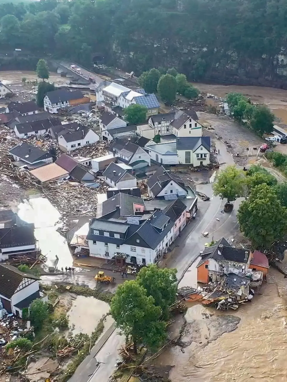  15.07.2021 , Rheinland-Pfalz , Eifel , Verwüstungen durch das Hochwasser der Ahr in dem Eifel-Ort Schuld im Ahrtal angerichtet hat. In Schuld bei Adenau waren den Angaben zufolge in der Nacht zum Donnerstag sechs Häuser eingestürzt. Derzeit würden dort knapp 70 Menschen vermisst. Aufnahmen mit einer Drohne zeigen das Ausmass der Zerstörung im Ort Schuld. *** 15 07 2021 , Rhineland-Palatinate , Eifel , Devastation caused by the flood of the Ahr in the Eifel town of Schuld in the Ahr Valley has caused In Schuld near Adenau, according to the information in the night to Thursday six houses collapsed At present, almost 70 people are missing there Photographs taken with a drone show the extent of the destruction in the village of Schuld