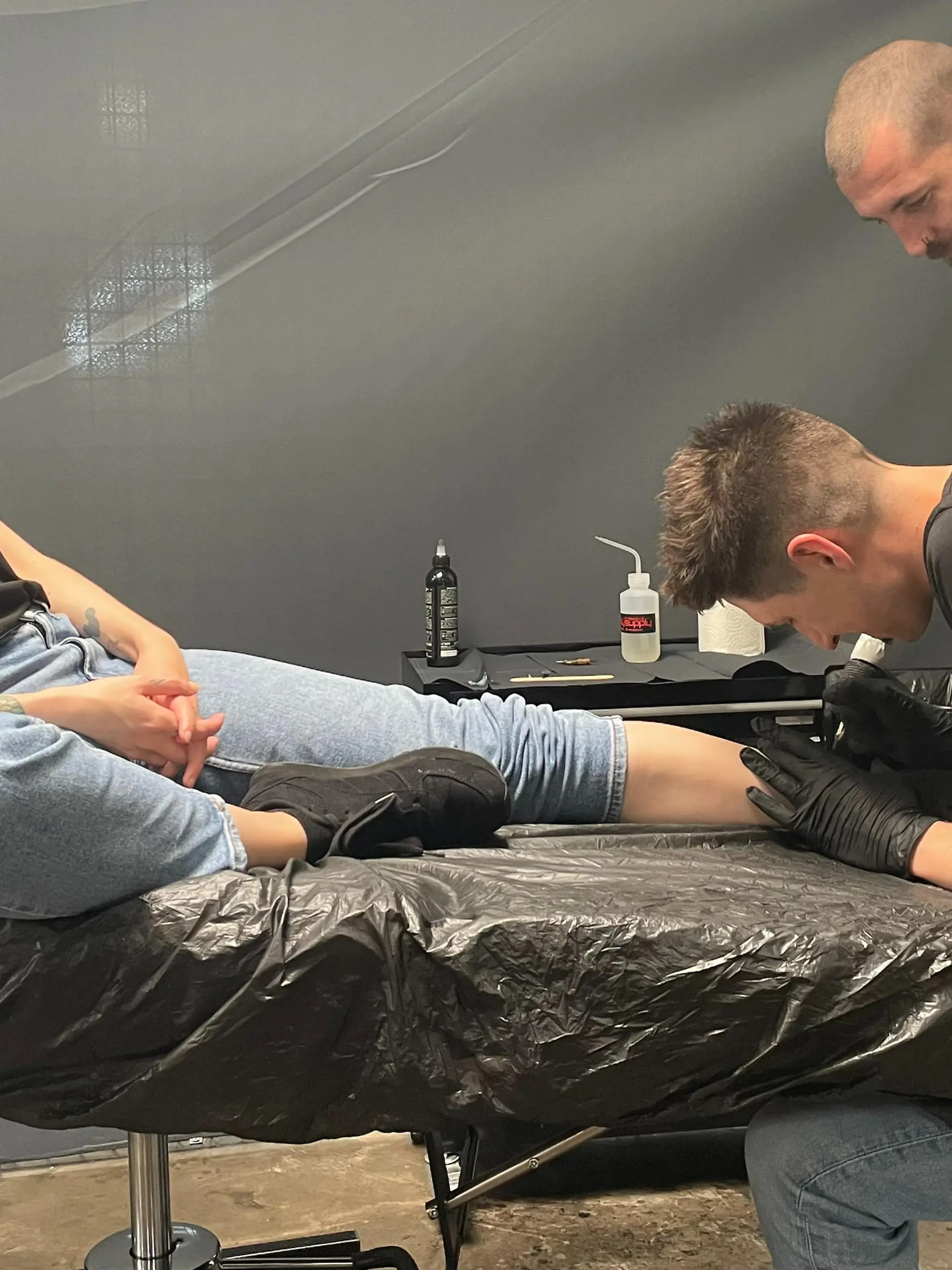 Es gibt sie in klein, in groß, dick, dünn, bunt und schwarz/weiß: Tattoos. Der Wunsch nach den Bildern unter der Haut bleibt bei vielen bis heute. RTL WEST Reporter Steffen Schmidt wagt den Selbstversuch. Einen Tag arbeitet er als Tätowierer bei Glorious Art in Köln. Der Gang ins Tattoo-Studio sollte gut überlegt sein. Die Körperkunst bleibt ein Leben lang. Risikogruppen wie zum Beispiel Schwangere, Herzkranke oder Menschen mit einer Blutgerinnungsstörung sollten auf ein Tattoo verzichten. Die Gefahr einer Infektion ist einfach zu groß. Auch kann es zu allergischen Hautreaktionen kommen. Grund: Tätowierfarben können Nickel oder bestimmte Farbstoffe beinhalten. Problem: Krankenkassen übernehmen bei Komplikationen die Kosten in der Regel nicht.