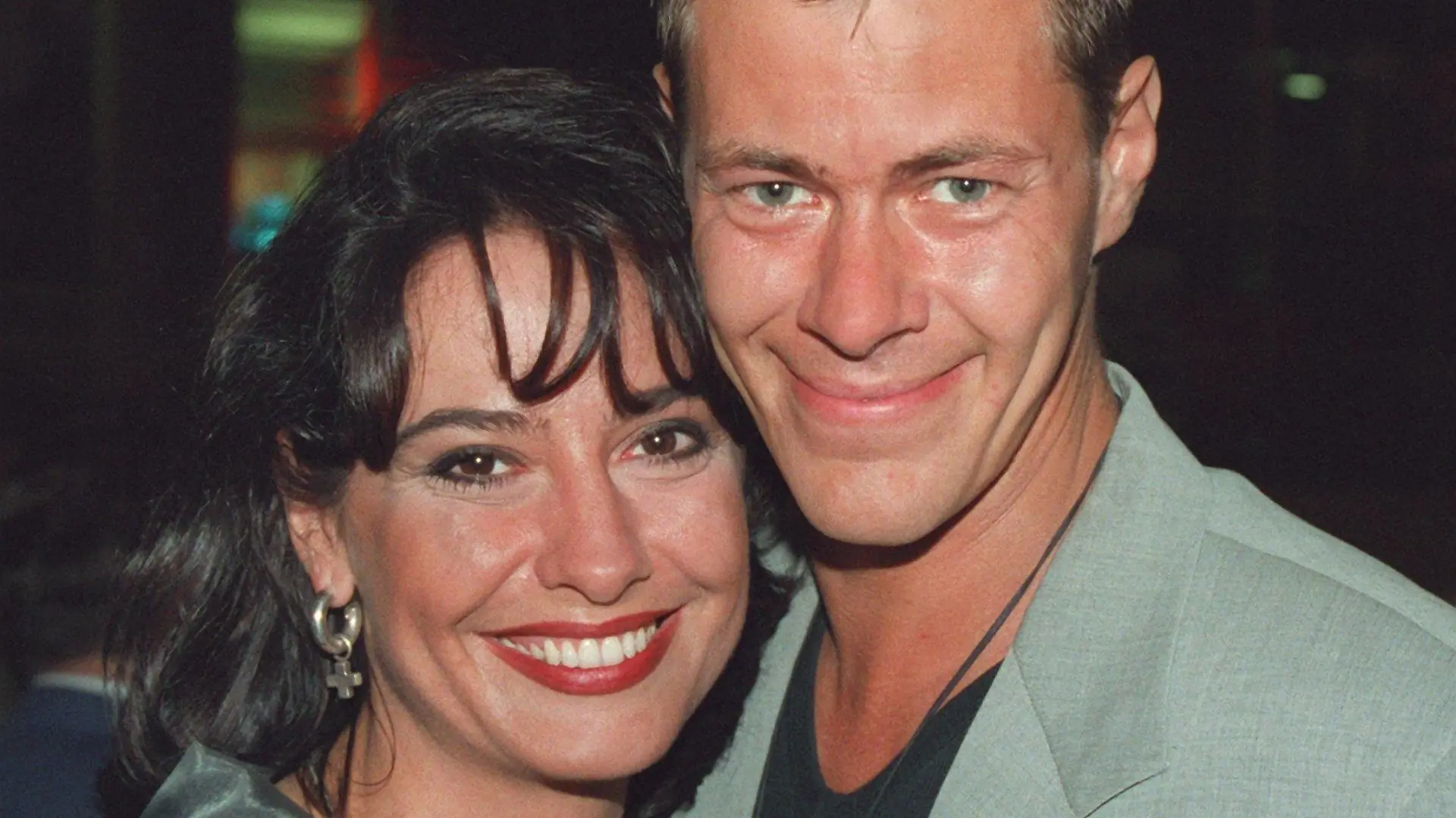 Verliebt lehnen sich die Schauspieler-Kollegen Simone Thomalla und Sven Martinek am 30.8.1997 in der Berliner Max-Schmeling-Halle aneinander - die beiden sind seit längerem auch privat ein Paar. Nicht nur die Internationale Funkausstellung lockt in diesen Tagen Stars und Sternchen nach Berlin. Auch eine große Party im Anschluß an die RTL-"Boxnacht" war Treffpunkt zahlreicher Prominenter aus Film und Fernsehen.