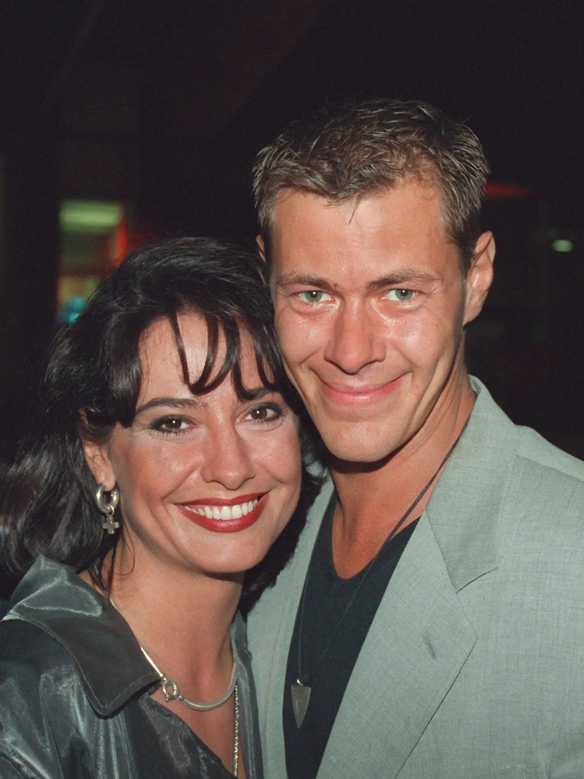 Verliebt lehnen sich die Schauspieler-Kollegen Simone Thomalla und Sven Martinek am 30.8.1997 in der Berliner Max-Schmeling-Halle aneinander - die beiden sind seit längerem auch privat ein Paar. Nicht nur die Internationale Funkausstellung lockt in diesen Tagen Stars und Sternchen nach Berlin. Auch eine große Party im Anschluß an die RTL-"Boxnacht" war Treffpunkt zahlreicher Prominenter aus Film  und Fernsehen.