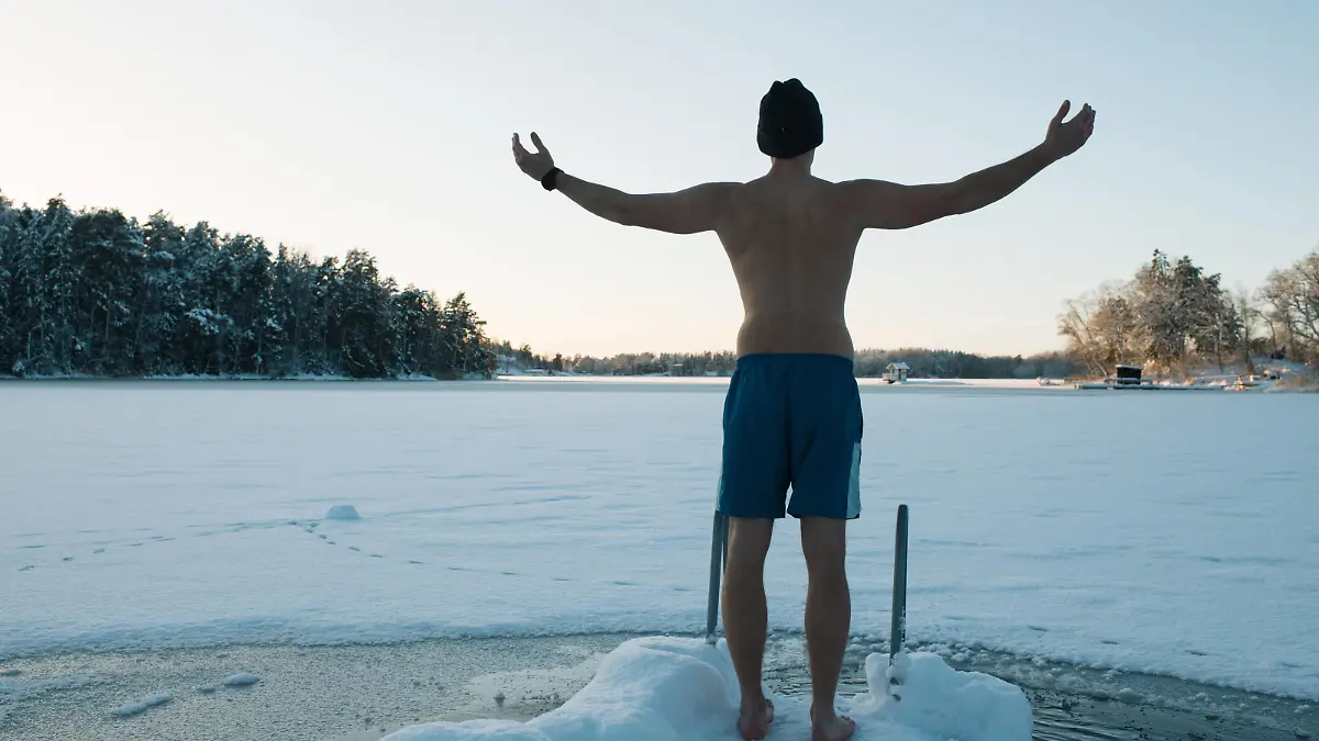 man getting ready for a frozen water plunge in the Baltic sea Stockholm, Stockholm County, Sweden CR_RABE240102-1314109-01 ,model released, Symbolfoto