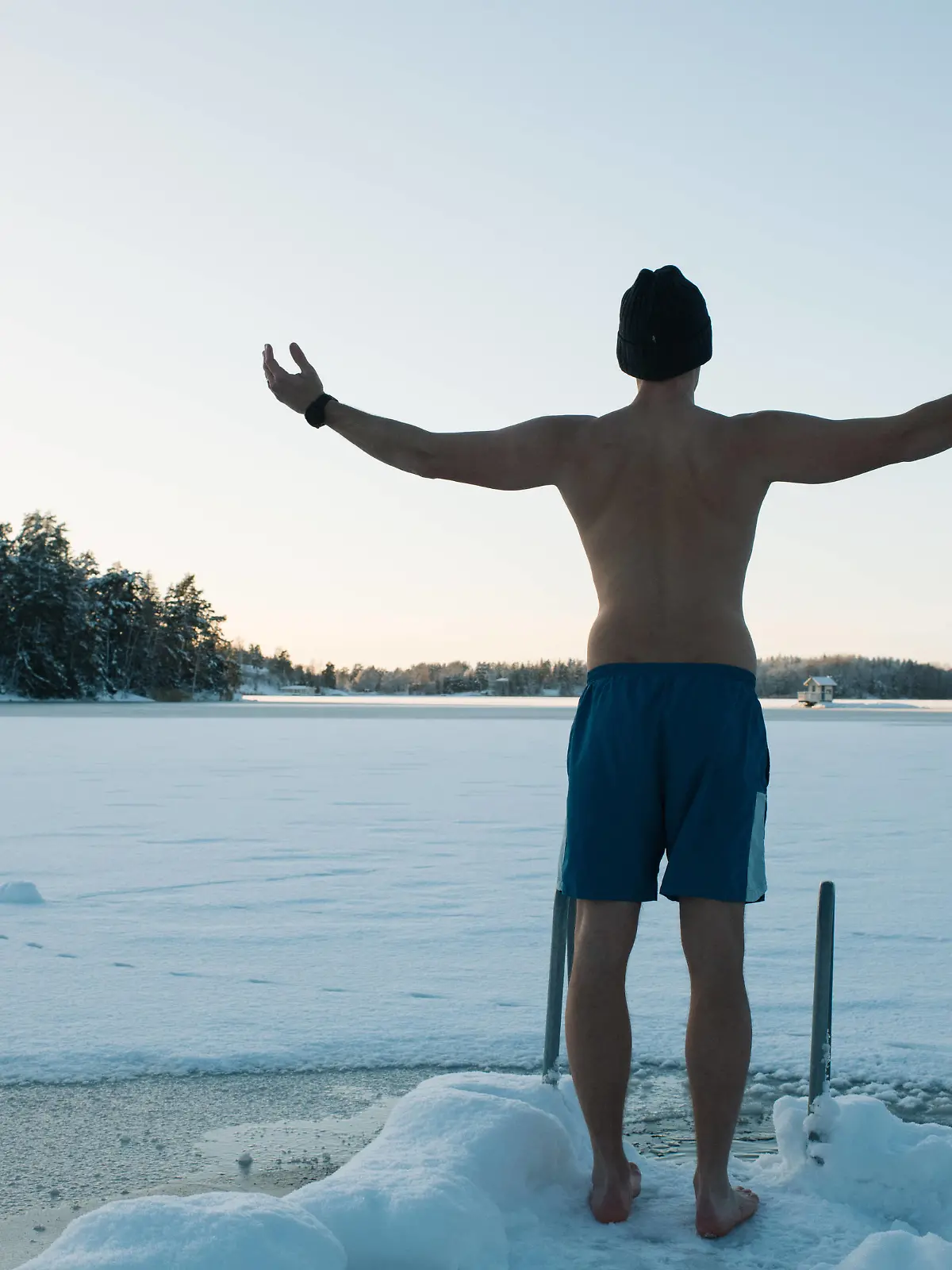 man getting ready for a frozen water plunge in the Baltic sea Stockholm, Stockholm County, Sweden CR_RABE240102-1314109-01 ,model released, Symbolfoto