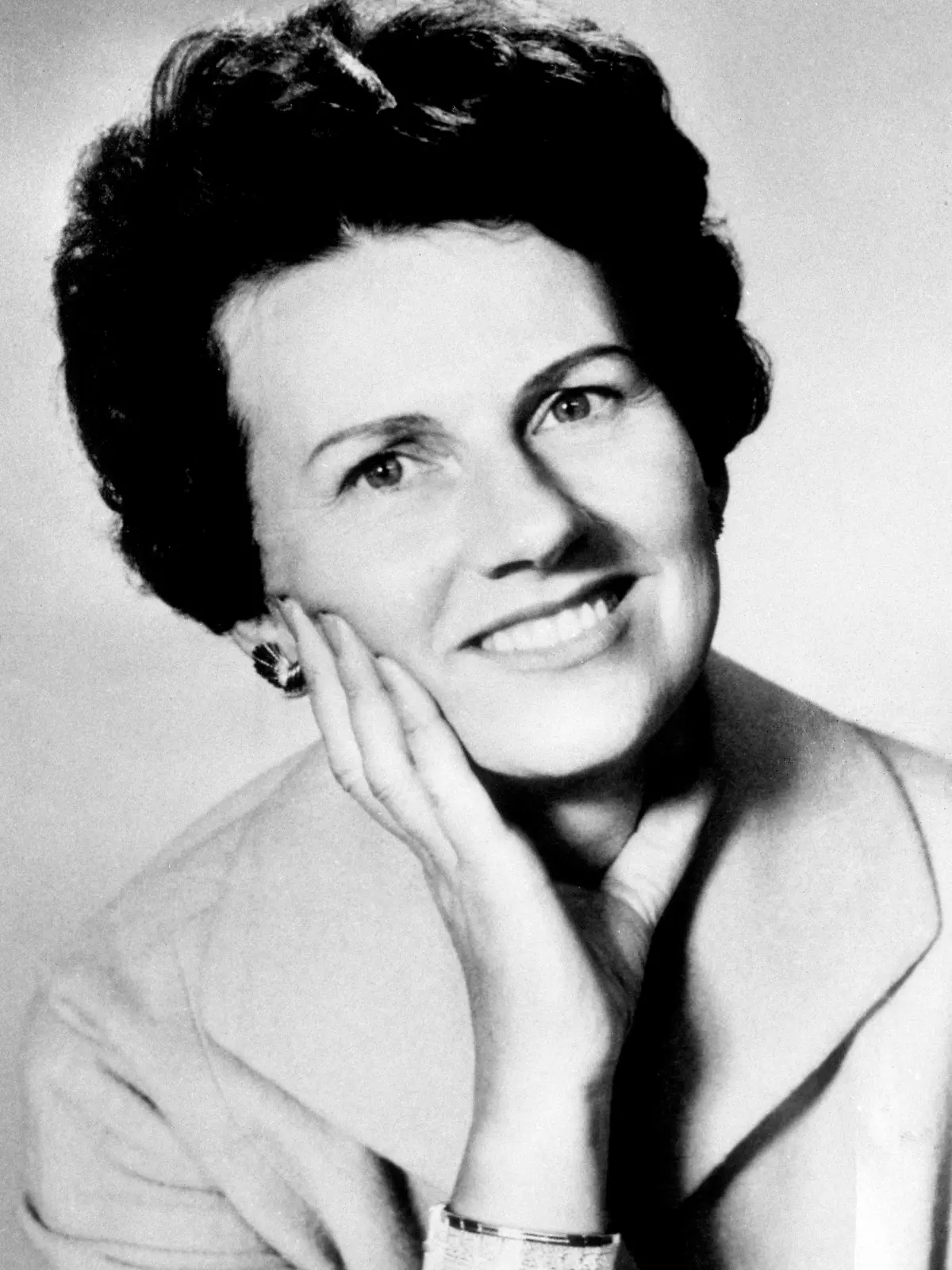 ARCHIV - 30.12.1969, Großbritannien, ---: Porträt von Muriel Frieda McKay, Ehefrau des damaligen Stellvertreters von Medien-Tycoon Murdoch. Sie war am 29. Dezember 1969 von zwei Brüdern entführt worden und vermutlich kurz danach gestorben. 1970 wurden die Täter, die eine Million Pfund Lösegeld gefordert hatten, in einem der ersten Mordprozesse ohne Leiche in Großbritannien zu lebenslanger Haft verurteilt. 54 Jahre nach dem Mord bieten die Angehörigen einem Landbesitzer Zehntausende Pfund, um auf seinem Grundstück nach der Leiche zu suchen. (zu dpa "Mord vor 54 Jahren: 40.000 Pfund für Suche auf Grundstück geboten") Foto: Press Association/PA Archive/dpa +++ dpa-Bildfunk +++