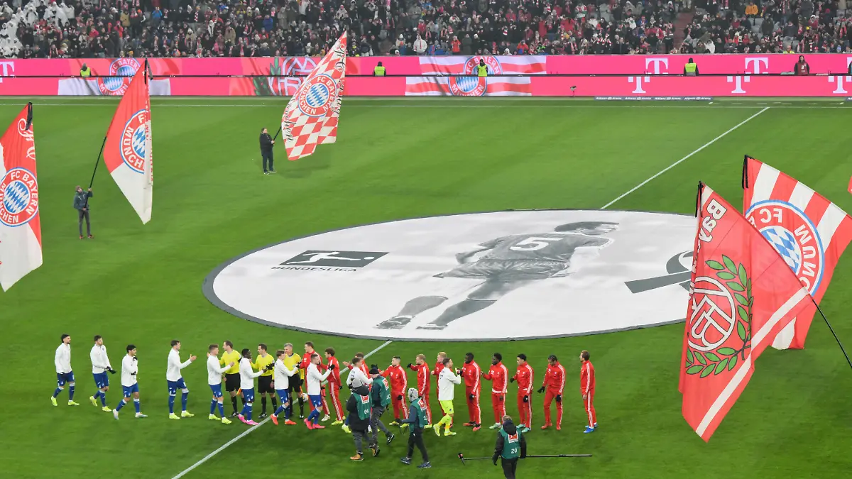 12.01.2024, Bayern, München: Fußball: Bundesliga, Bayern München - TSG 1899 Hoffenheim, 17. Spieltag in der Allianz Arena, die Spieler von München und Hoffenheim klatschen vor dem Spiel ab. WICHTIGER HINWEIS: Gemäß den Vorgaben der DFL Deutsche Fußball Liga bzw. des DFB Deutscher Fußball-Bund ist es untersagt, in dem Stadion und/oder vom Spiel angefertigte Fotoaufnahmen in Form von Sequenzbildern und/oder videoähnlichen Fotostrecken zu verwerten bzw. verwerten zu lassen. Foto: Peter Kneffel/dpa +++ dpa-Bildfunk +++