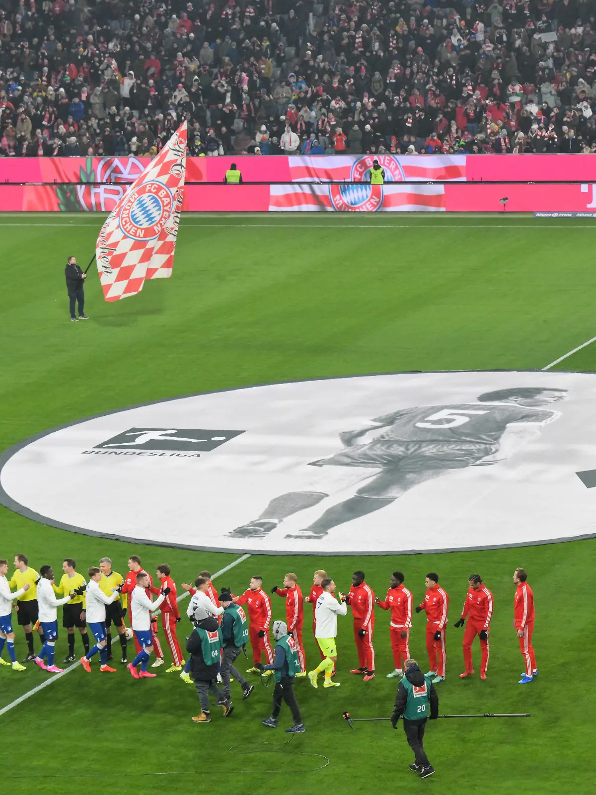 12.01.2024, Bayern, München: Fußball: Bundesliga, Bayern München - TSG 1899 Hoffenheim, 17. Spieltag in der Allianz Arena, die Spieler von München und Hoffenheim klatschen vor dem Spiel ab. WICHTIGER HINWEIS: Gemäß den Vorgaben der DFL Deutsche Fußball Liga bzw. des DFB Deutscher Fußball-Bund ist es untersagt, in dem Stadion und/oder vom Spiel angefertigte Fotoaufnahmen in Form von Sequenzbildern und/oder videoähnlichen Fotostrecken zu verwerten bzw. verwerten zu lassen. Foto: Peter Kneffel/dpa +++ dpa-Bildfunk +++