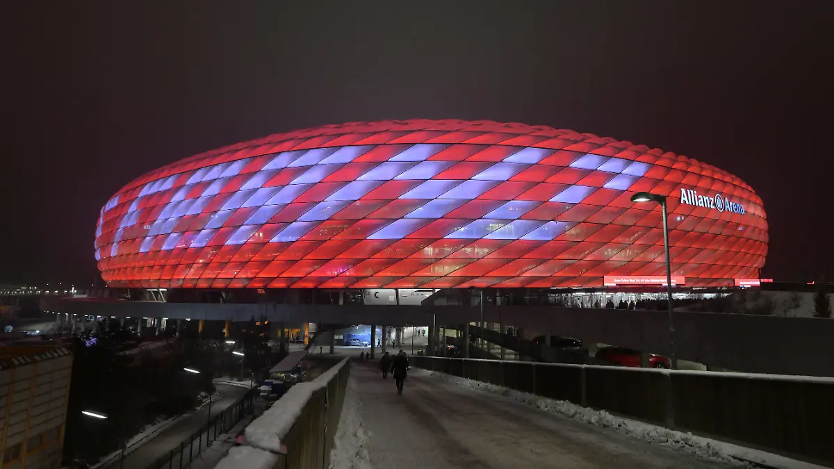 12.01.2024, Bayern, München: Fußball: Bundesliga, Bayern München - TSG 1899 Hoffenheim, 17. Spieltag in der Allianz Arena, die Allianz Arena ist mit dem Schriftzug «Danke Franz», in Erinnerung an den verstorbenen Franz Beckenbauer, beleuchtet. (zu dpa: «Großes Beckenbauer-Gedenken beim Bayern-Spiel: «Ruhe in Frieden»») Foto: Peter Kneffel/dpa +++ dpa-Bildfunk +++