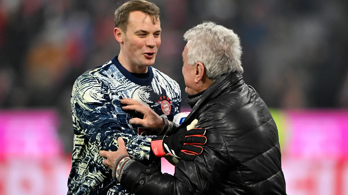 vor Spielbeginn: Torwart Manuel Neuer FC Bayern Muenchen FCB 01 und Sepp Maier FC Bayern Muenchen vs TSG 1899 Hoffenheim 12.01.2024 DFL REGULATIONS PROHIBIT ANY USE OF PHOTOGRAPHS AS IMAGE SEQUENCES AND/OR QUASI-VIDEO FC Bayern Muenchen vs TSG 1899 Hoffenheim *** before the start of the match Goalkeeper Manuel Neuer FC Bayern Muenchen FCB 01 and Sepp Maier FC Bayern Muenchen vs TSG 1899 Hoffenheim 12 01 2024 DFL REGULATIONS PROHIBIT ANY USE OF PHOTOGRAPHS AS IMAGE SEQUENCES AND OR QUASI VIDEO FC Bayern Muenchen vs TSG 1899 Hoffenheim
