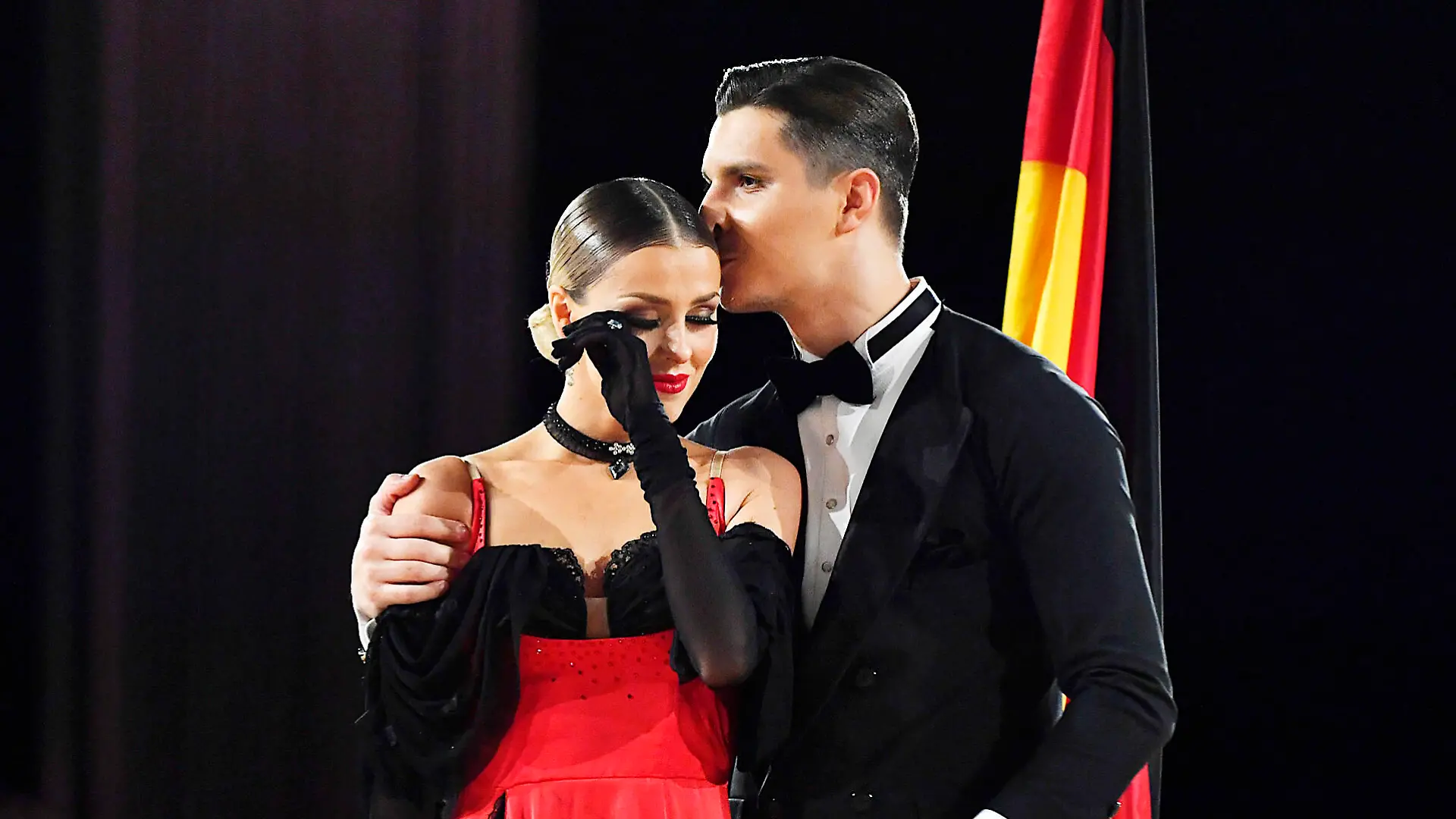 Tanz-Weltmeisterschaft Latein und Showdance Standard 2022 in Leipzig - WDSF PD World Championships 15.10.2022 Patricija Ionel li. und Alexandru Ionel re., Weltmeister / Sieger der Disziplin Schowdance Standard jubeln emotional bei der Siegerehrung nach ihrer Kür Mr. und Mrs. Bond bei der Tanz-WM in Leipzig 15.10.2022. Patricija Ionel wischt sich Tränen aus dem Gesicht. Leipzig Sachsen Deutschland Leipziger Messegelände - Neue Messe Leizig *** World Dance Championships Latin and Showdance Standard 2022 in Leipzig WDSF PD World Championships 15 10 2022 Patricija Ionel left and Alexandru Ionel right , World Champion winners of the discipline Showdance Standard cheer emotionally at the award ceremony after their freestyle Mr and Mrs Bond at the World Dance Championships in Leipzig 15 10 2022 Patricija Ionel wipes tears from her face Leipzig Saxony Germany Leipzig Fairgrounds Neue Messe Leizig