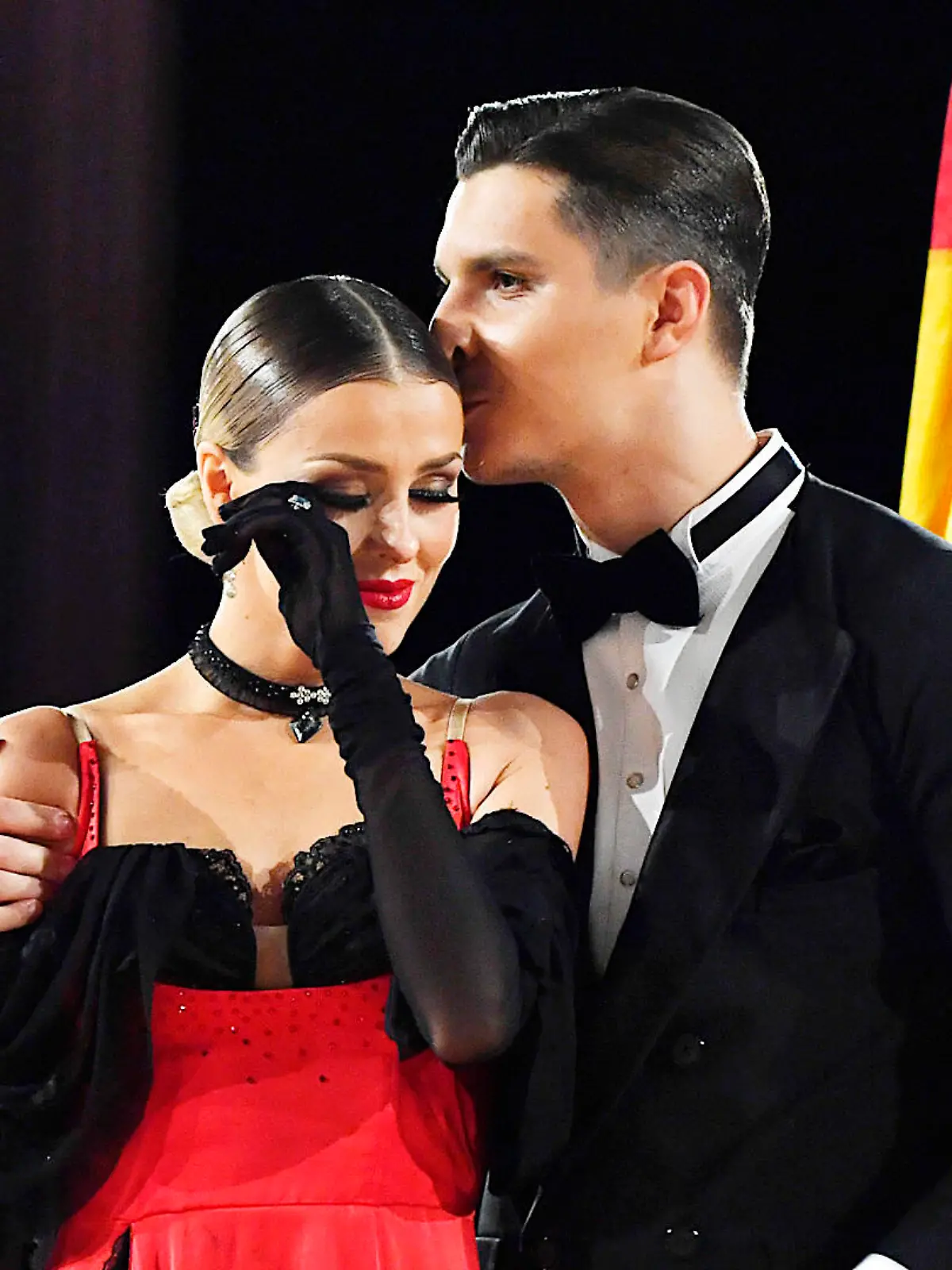  Tanz-Weltmeisterschaft Latein und Showdance Standard 2022 in Leipzig - WDSF PD World Championships 15.10.2022 Patricija Ionel li. und Alexandru Ionel re., Weltmeister / Sieger der Disziplin Schowdance Standard jubeln emotional bei der Siegerehrung nach ihrer Kür  Mr. und Mrs. Bond  bei der Tanz-WM in Leipzig 15.10.2022. Patricija Ionel wischt sich Tränen aus dem Gesicht. Leipzig Sachsen Deutschland Leipziger Messegelände - Neue Messe Leizig *** World Dance Championships Latin and Showdance Standard 2022 in Leipzig WDSF PD World Championships 15 10 2022 Patricija Ionel left and Alexandru Ionel right , World Champion winners of the discipline Showdance Standard cheer emotionally at the award ceremony after their freestyle Mr and Mrs Bond at the World Dance Championships in Leipzig 15 10 2022 Patricija Ionel wipes tears from her face Leipzig Saxony Germany Leipzig Fairgrounds Neue Messe Leizig