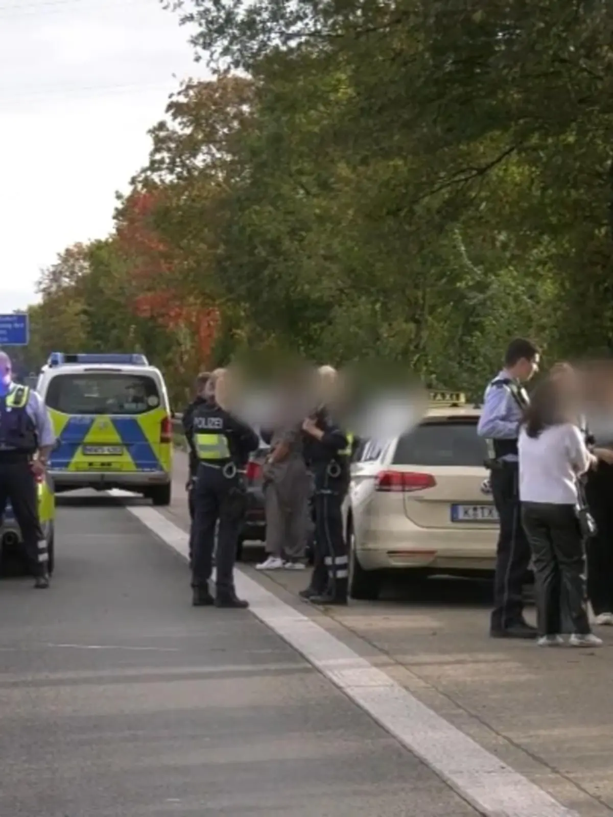 In Köln eskalierte ein Streit so sehr, dass sich die Beteiligten auf der Autobahn anfingen zu prügeln.