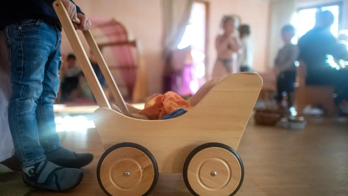 08.03.2021, Niedersachsen, Delmenhorst: Kinder spielen in einer Kita. In Regionen, deren Sieben-Tage-Wert an drei aufeinanderfolgenden Tagen unter 100 Neuinfektionen pro 100 000 Einwohner liegt, kehren die Kitas in den eingeschränkten Regelbetrieb zurück. Foto: Sina Schuldt/dpa +++ dpa-Bildfunk +++