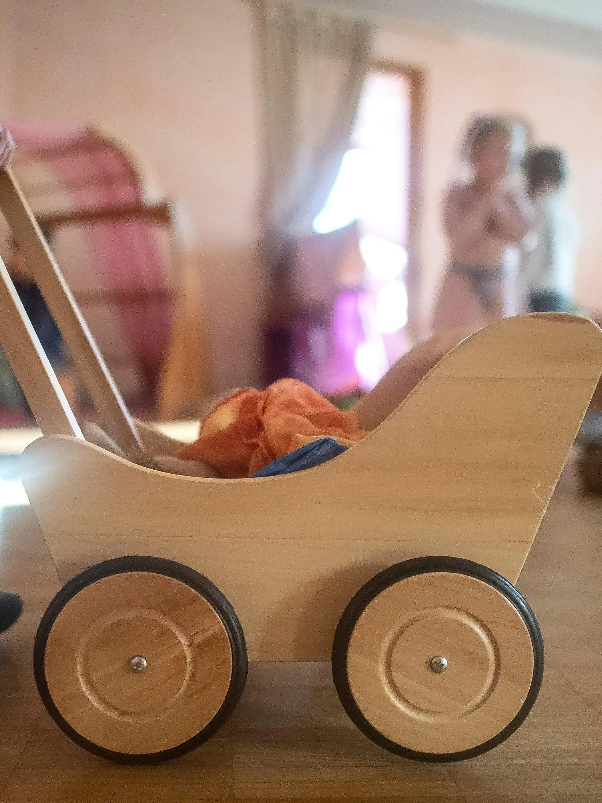 08.03.2021, Niedersachsen, Delmenhorst: Kinder spielen in einer Kita. In Regionen, deren Sieben-Tage-Wert an drei aufeinanderfolgenden Tagen unter 100 Neuinfektionen pro 100 000 Einwohner liegt, kehren die Kitas in den eingeschränkten Regelbetrieb zurück. Foto: Sina Schuldt/dpa +++ dpa-Bildfunk +++