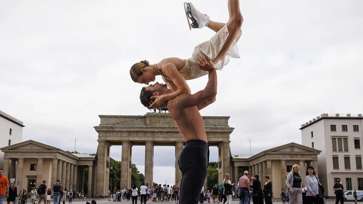 "Holiday on Ice":  Gabriella Papadakis und Guillaume Cizeron bringen olympischen Glanz auf die Eisfläche.