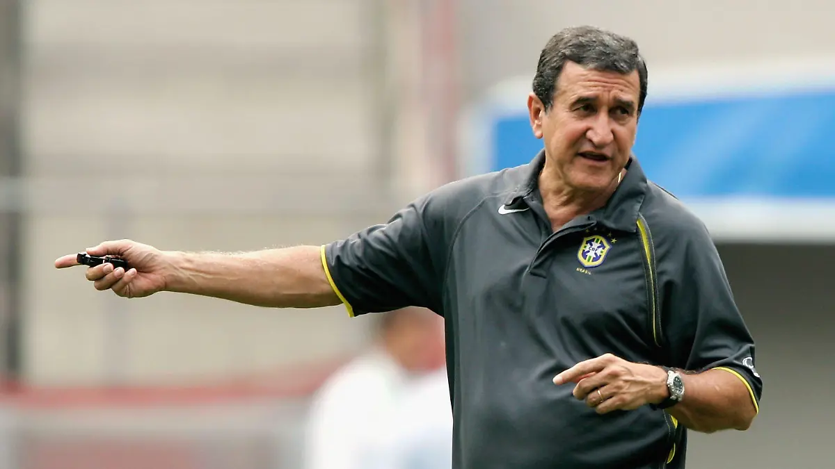 COLOGNE, GERMANY - JUNE 21: Head coach Carlos Alberto Parreira points during the Brazilian National Team training session for the FIFA Confederations Cup 2005 on June 21, 2005 in Cologne, Germany. (Photo by Christof Koepsel/Bongarts/Getty Images) *** Local Caption *** Carlos Alberto Parreira
