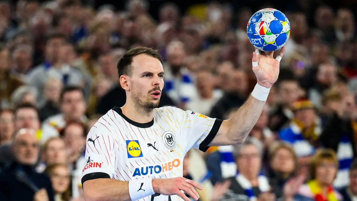 10.01.2024, Nordrhein-Westfalen, Düsseldorf: Handball: EM, Deutschland - Schweiz, Vorrunde, Gruppe A, 1. Spieltag in der Merkur Spiel-Arena. Deutschlands Kai Häfner in Aktion. (zu dpa: «Handballer vorerst ohne werdenden Vater Häfner») Foto: Tom Weller/dpa +++ dpa-Bildfunk +++