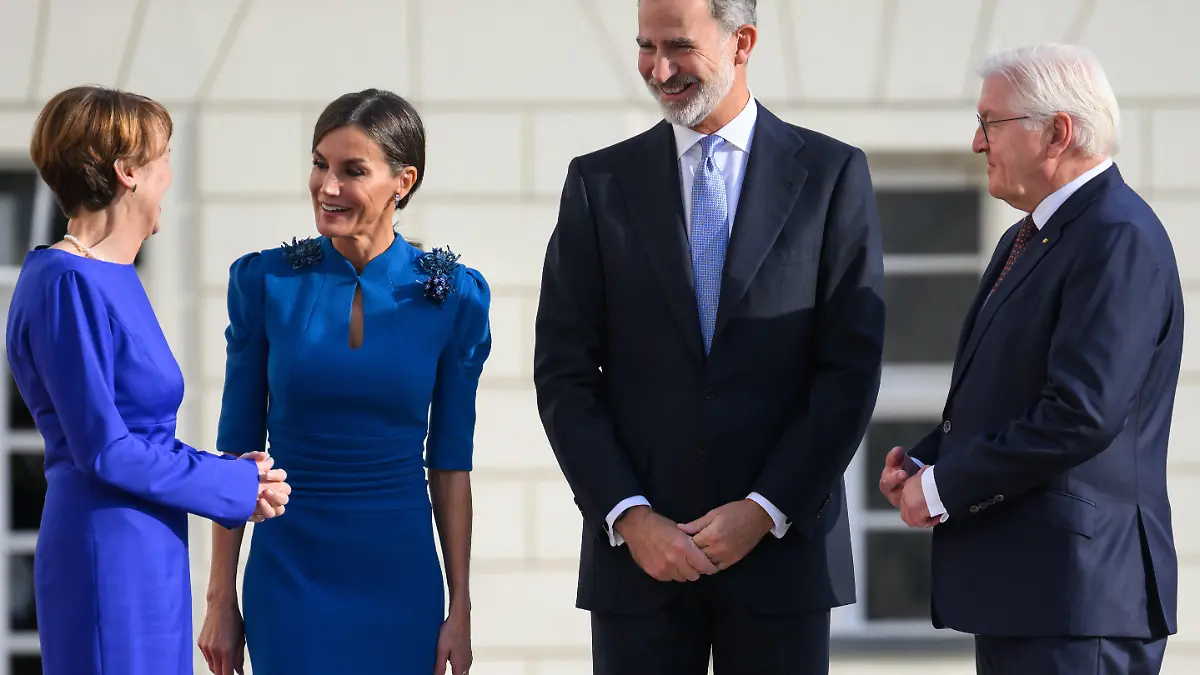 17.10.2022, Berlin: Bundespräsident Frank-Walter Steinmeier (r) und seine Frau Elke Büdenbender (l) begrüßen König Felipe VI. und Königin Letizia von Spanien vor dem Schloss Bellevue. Das spanische Königspaar ist zu einem dreitägigen Staatsbesuch in Deutschland. Foto: Bernd von Jutrczenka/dpa +++ dpa-Bildfunk +++