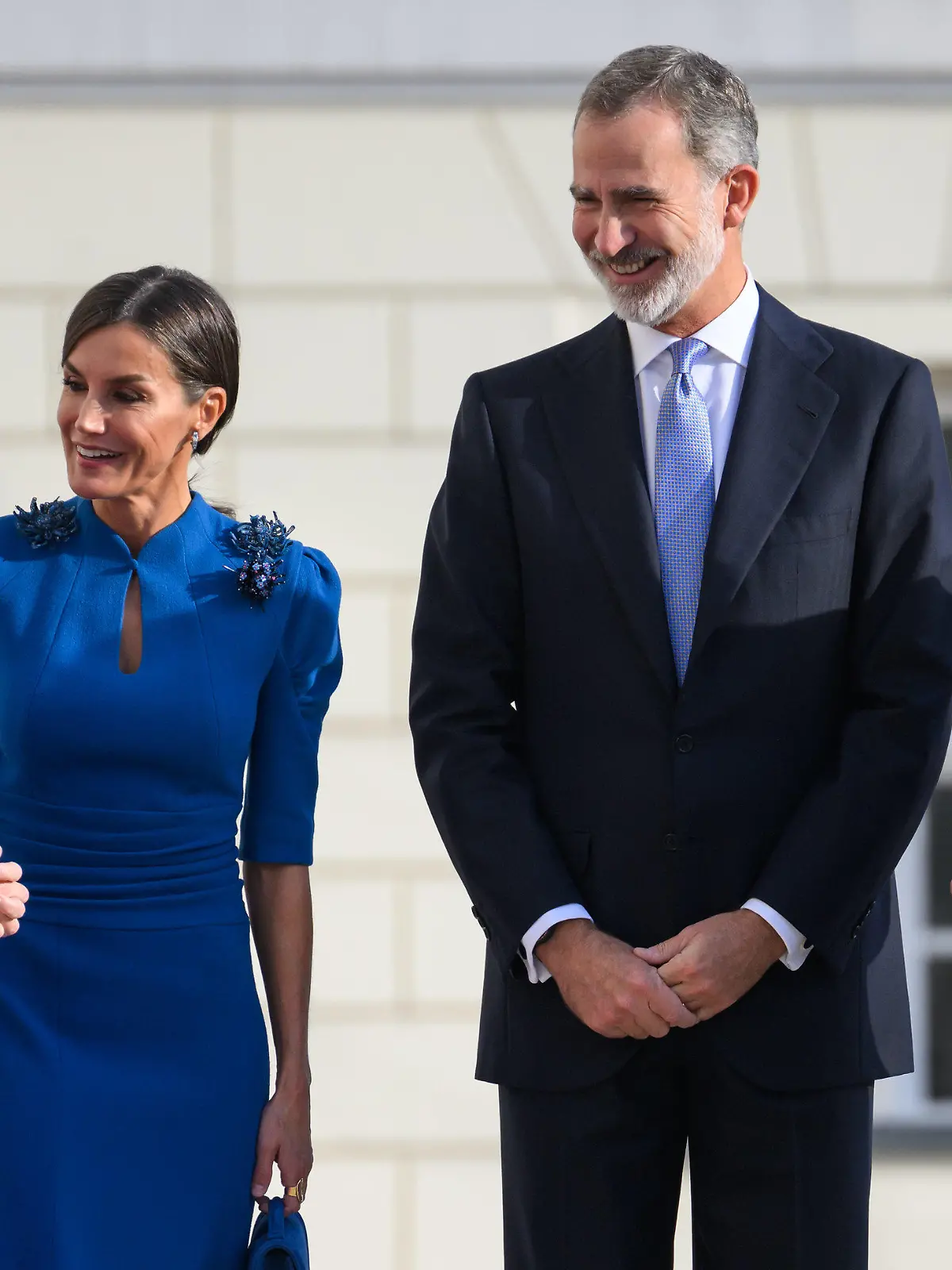 17.10.2022, Berlin: Bundespräsident Frank-Walter Steinmeier (r) und seine Frau Elke Büdenbender (l) begrüßen König Felipe VI. und Königin Letizia von Spanien vor dem Schloss Bellevue. Das spanische Königspaar ist zu einem dreitägigen Staatsbesuch in Deutschland. Foto: Bernd von Jutrczenka/dpa +++ dpa-Bildfunk +++