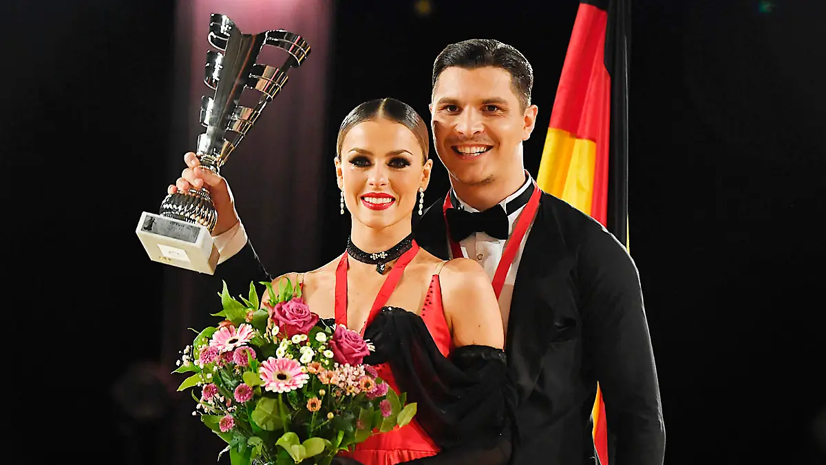  Tanz-Weltmeisterschaft Latein und Showdance Standard 2022 in Leipzig - WDSF PD World Championships 15.10.2022 Patricija Ionel li. und Alexandru Ionel re., Weltmeister / Sieger der Disziplin Schowdance Standard jubeln emotional bei der Siegerehrung nach ihrer Kür  Mr. und Mrs. Bond  bei der Tanz-WM in Leipzig 15.10.2022. Alexandru Ionel hebt einen Pokal in die Höhe Leipzig Sachsen Deutschland Leipziger Messegelände - Neue Messe Leizig *** World Dance Championships Latin and Showdance Standard 2022 in Leipzig WDSF PD World Championships 15 10 2022 Patricija Ionel left and Alexandru Ionel right , World Champion winners of the discipline Showdance Standard cheer emotionally at the award ceremony after their freestyle Mr and Mrs Bond at the World Dance Championships in Leipzig 15 10 2022 Alexandru Ionel lifts a trophy in the air Leipzig Saxony Germany Leipziger Messegelände Neue Messe Leizig