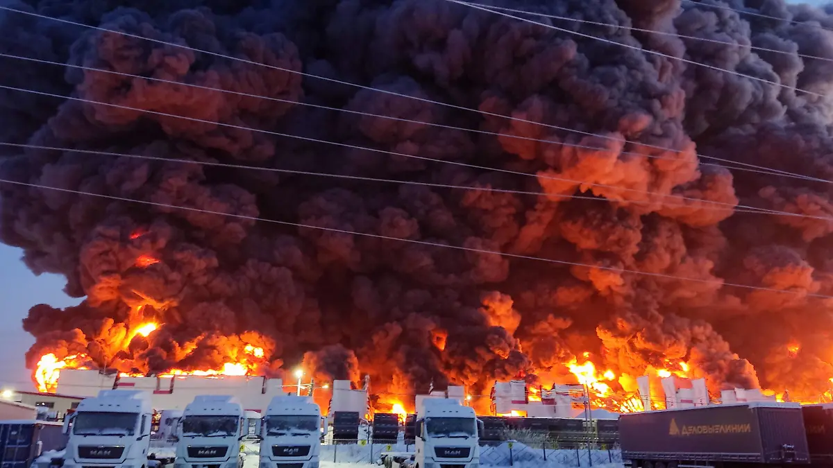 RUSSIA, ST PETERSBURG - JANUARY 13, 2024: A fire at a warehouse of the Wildberries online retailer in the village of Shushary. Ranked of maximum complexity, the fire has been contained on an area of 70,000 sqm no injuries reported. Pyotr Kostsov/TASS PUBLICATIONxINxGERxAUTxONLY 66391960
