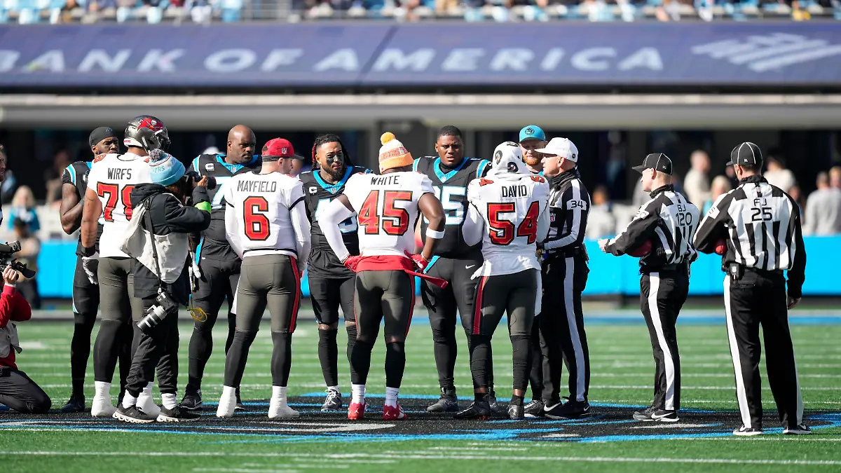 NFL, American Football Herren, USA Tampa Bay Buccaneers at Carolina Panthers Jan 7, 2024 Charlotte, North Carolina, USA Coin toss between the Carolina Panthers and the Tampa Bay Buccaneers during the first quarter at Bank of America Stadium. Charlotte Bank of America Stadium North Carolina USA, EDITORIAL USE ONLY PUBLICATIONxINxGERxSUIxAUTxONLY Copyright: xJimxDedmonx 20240107_mcd_db2_149