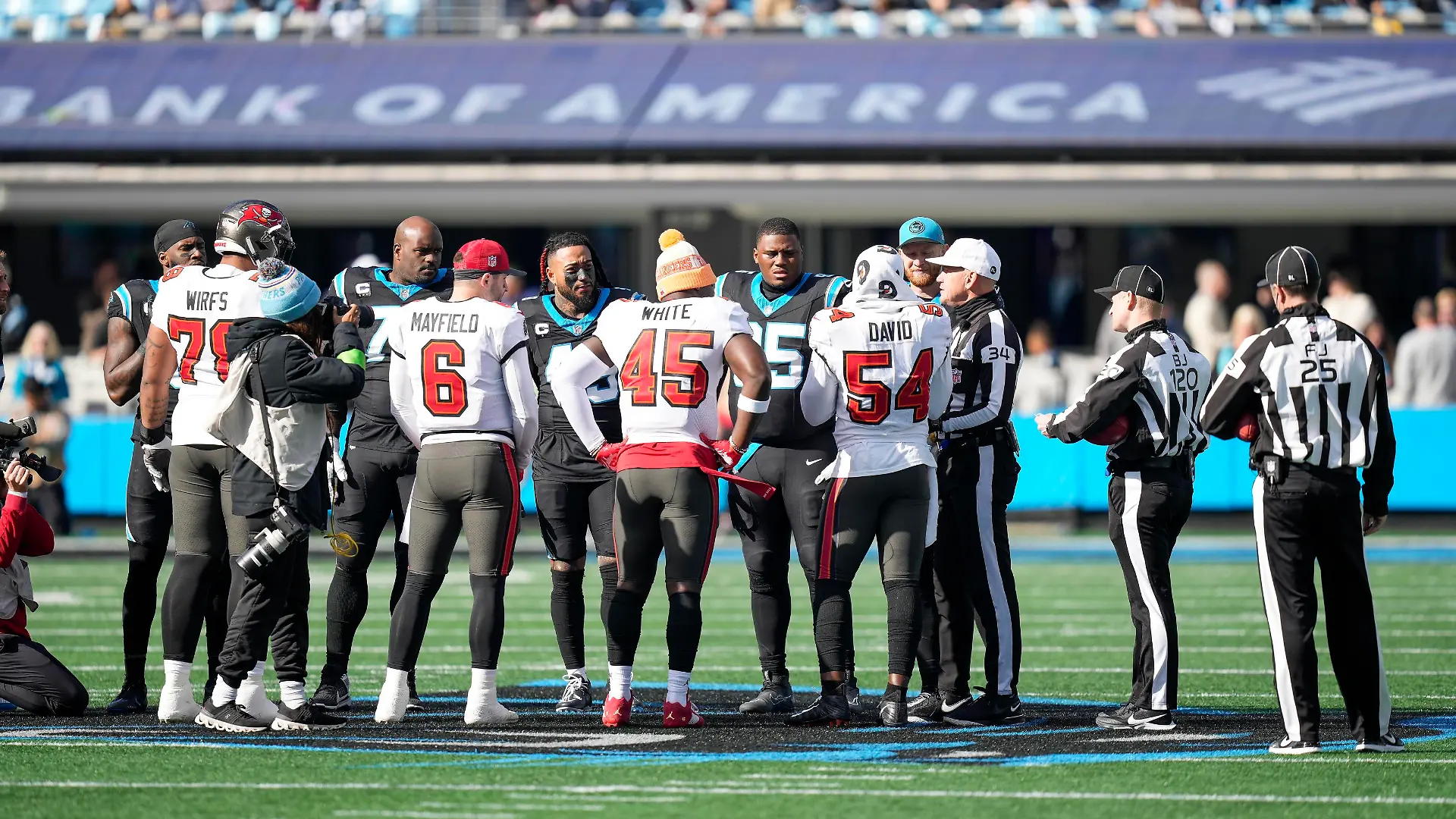 NFL, American Football Herren, USA Tampa Bay Buccaneers at Carolina Panthers Jan 7, 2024 Charlotte, North Carolina, USA Coin toss between the Carolina Panthers and the Tampa Bay Buccaneers during the first quarter at Bank of America Stadium. Charlotte Bank of America Stadium North Carolina USA, EDITORIAL USE ONLY PUBLICATIONxINxGERxSUIxAUTxONLY Copyright: xJimxDedmonx 20240107_mcd_db2_149