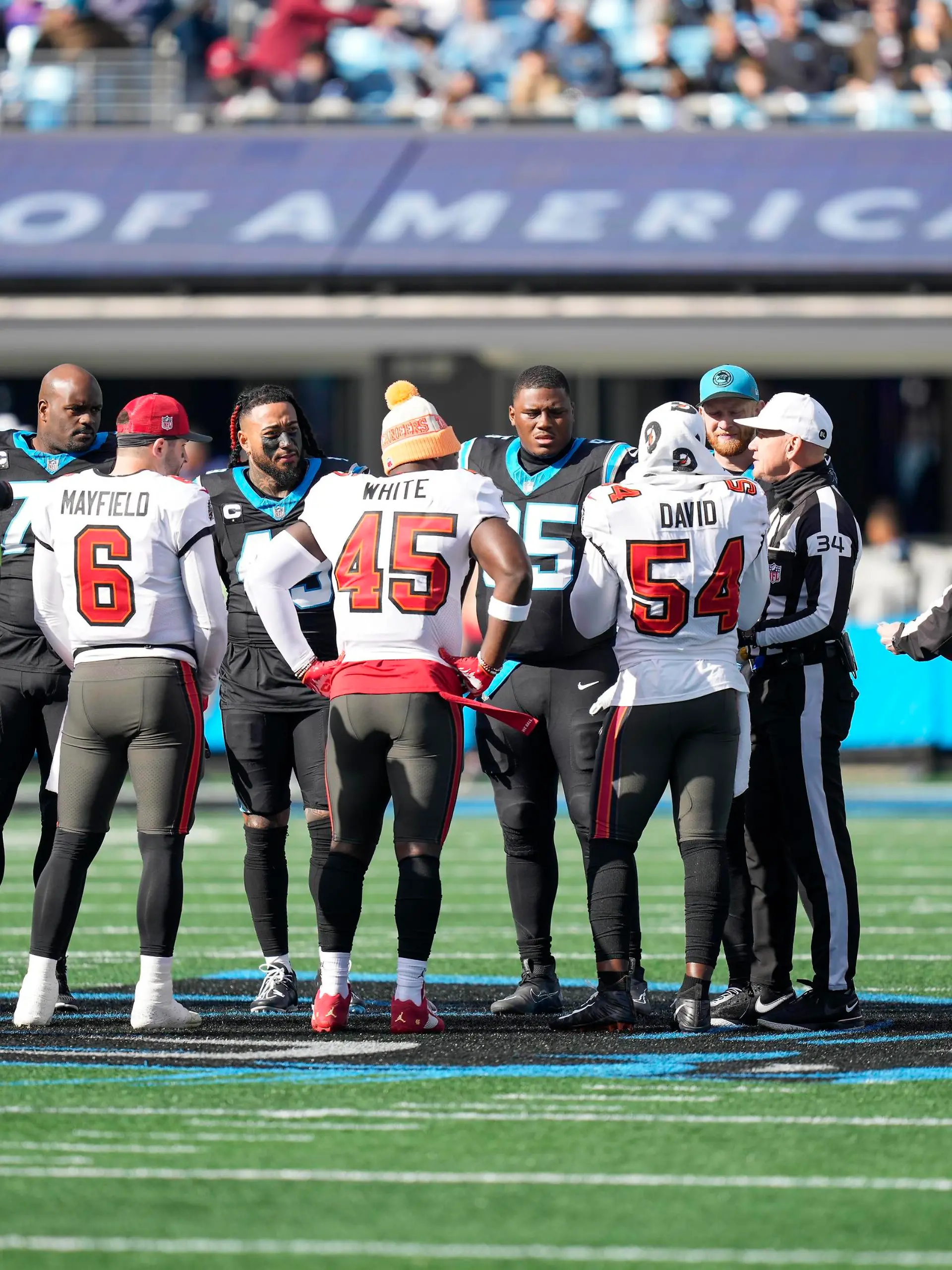 NFL, American Football Herren, USA Tampa Bay Buccaneers at Carolina Panthers Jan 7, 2024 Charlotte, North Carolina, USA Coin toss between the Carolina Panthers and the Tampa Bay Buccaneers during the first quarter at Bank of America Stadium. Charlotte Bank of America Stadium North Carolina USA, EDITORIAL USE ONLY PUBLICATIONxINxGERxSUIxAUTxONLY Copyright: xJimxDedmonx 20240107_mcd_db2_149