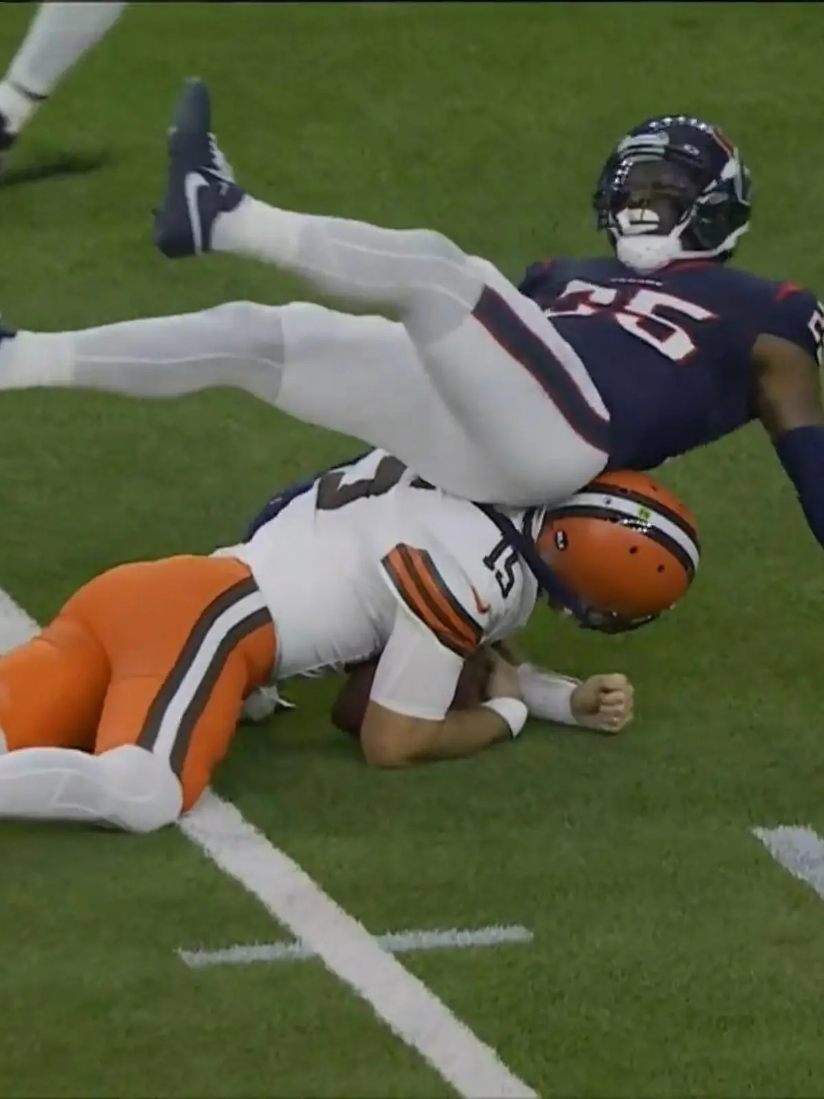 Die NFL hat einiges zu bieten. Jetzt auch Tanzeinlagen! In der Partie Cleveland Browns @ Houston Texans gibt es einen menschlichen Helikopter zu sehen.