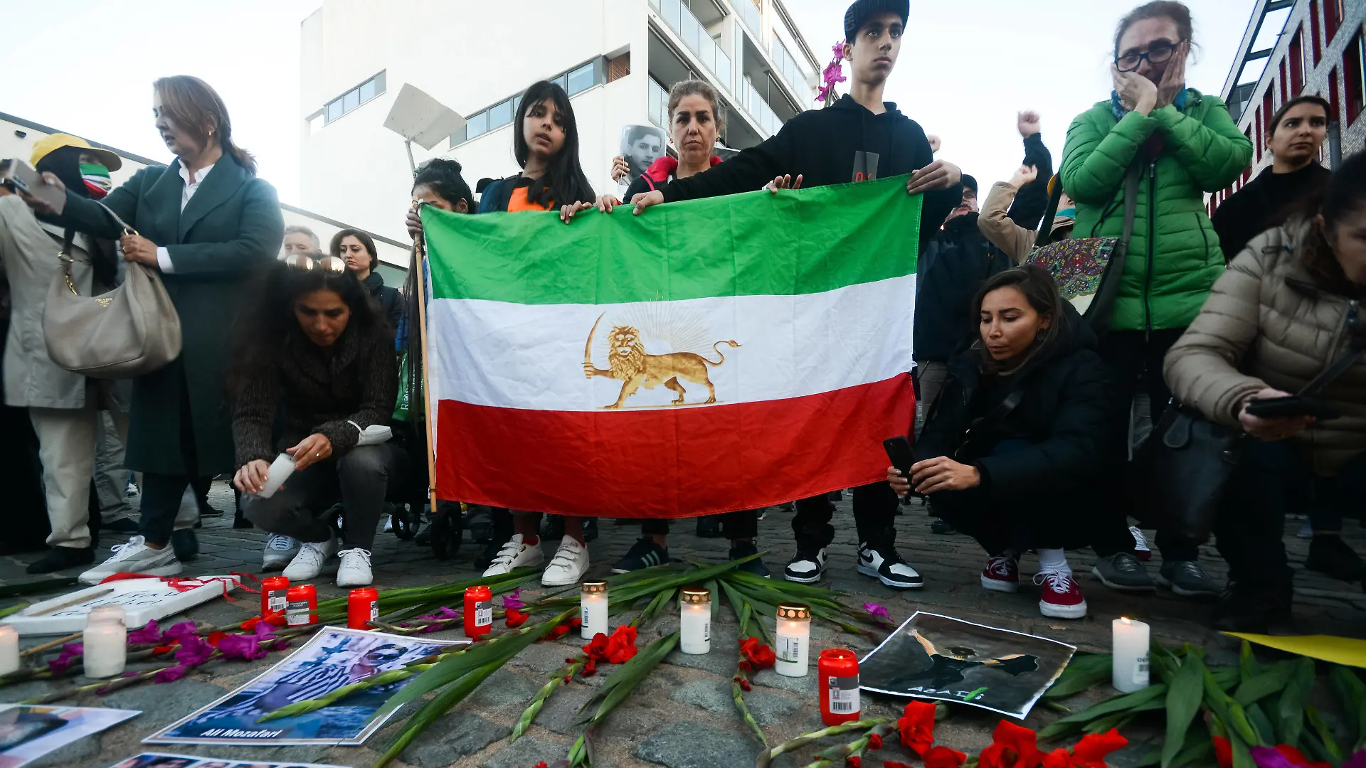 Protest Against Iran Islamic Regime And Vigil For Victims In Cologne protesters are seen laying the flowers and candle with pictures of people who lost their lives during the suppression of uprisings and protests in Iran in Cologne, Germany on Oct 9, 2022 Cologne Germany PUBLICATIONxNOTxINxFRA Copyright: xYingxTangx originalFilename: tang-notitle221010_npvs7.jpg