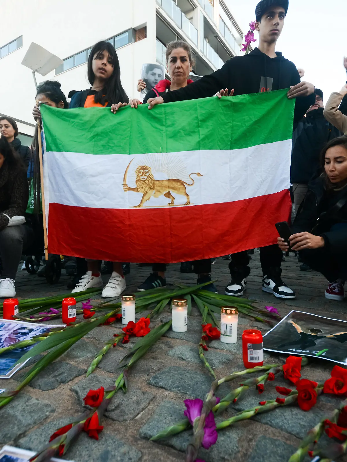  Protest Against Iran Islamic Regime And Vigil For Victims In Cologne protesters are seen laying the flowers and candle with pictures of people who lost their lives during the suppression of uprisings and protests in Iran in Cologne, Germany on Oct 9, 2022 Cologne Germany PUBLICATIONxNOTxINxFRA Copyright: xYingxTangx originalFilename: tang-notitle221010_npvs7.jpg