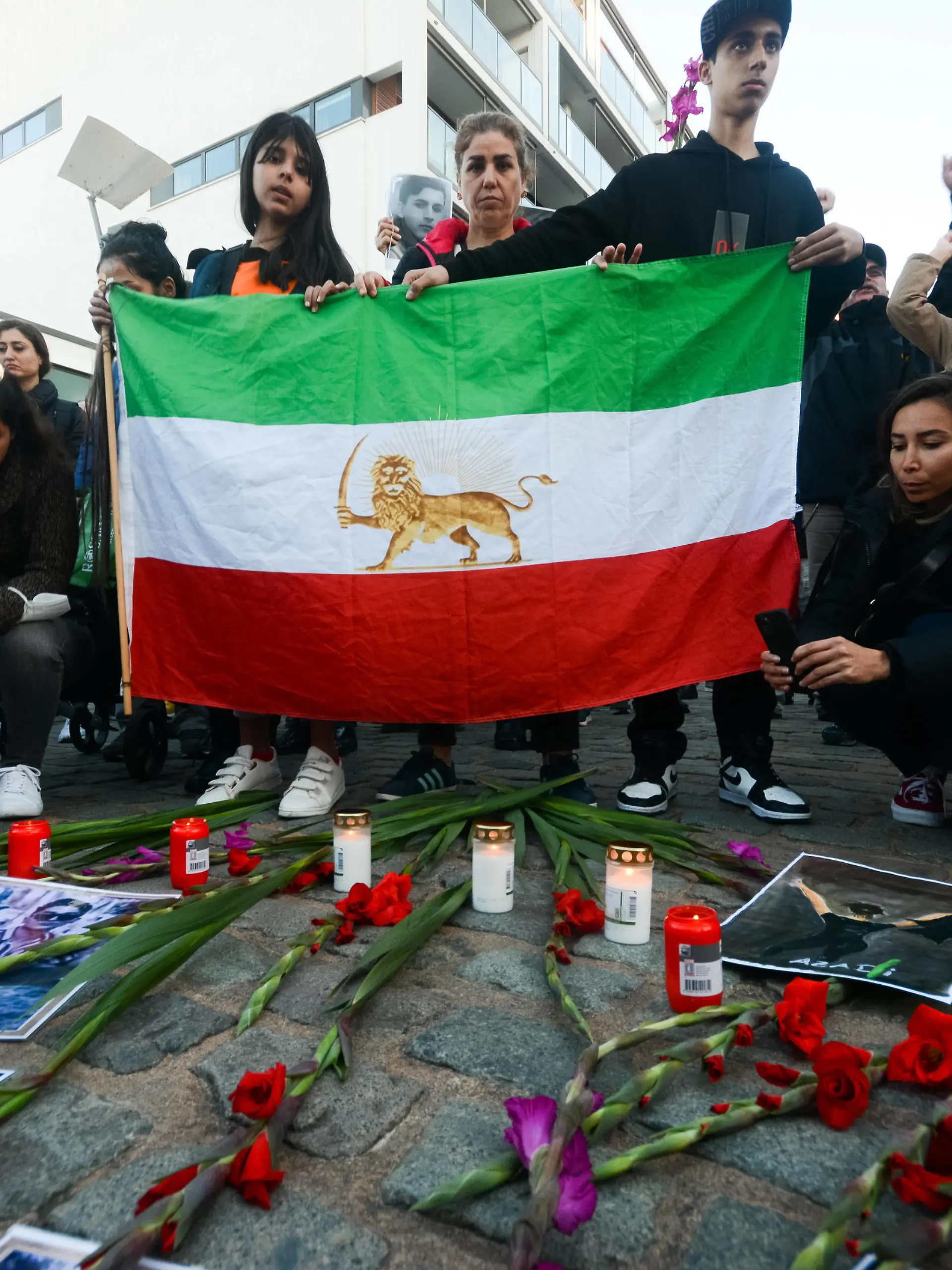  Protest Against Iran Islamic Regime And Vigil For Victims In Cologne protesters are seen laying the flowers and candle with pictures of people who lost their lives during the suppression of uprisings and protests in Iran in Cologne, Germany on Oct 9, 2022 Cologne Germany PUBLICATIONxNOTxINxFRA Copyright: xYingxTangx originalFilename: tang-notitle221010_npvs7.jpg