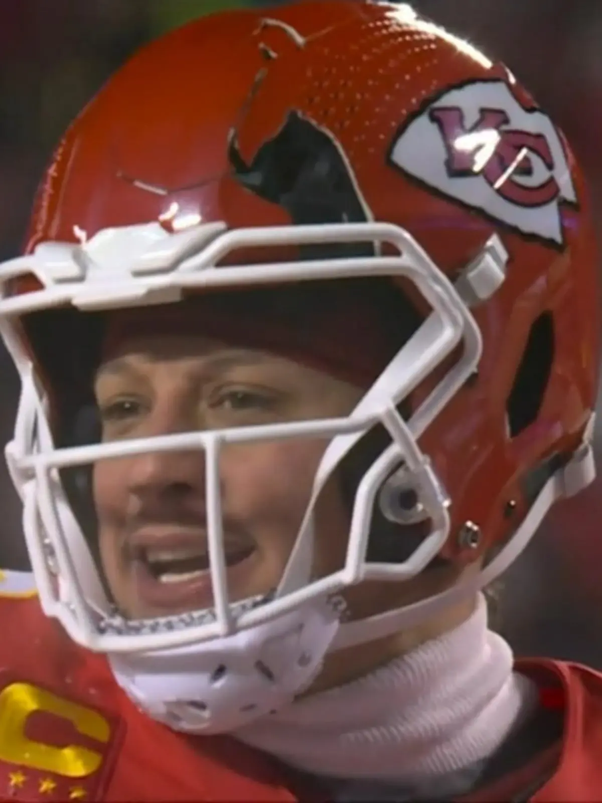 Das gabs noch nie!

Beim Playoff-Krimi zwischen den Miami Dolphins und den Kansas City Chiefs erwischte es Star-Quarterback Patrick Mahomes besonders böse. Helm-Schock in Kansas City!