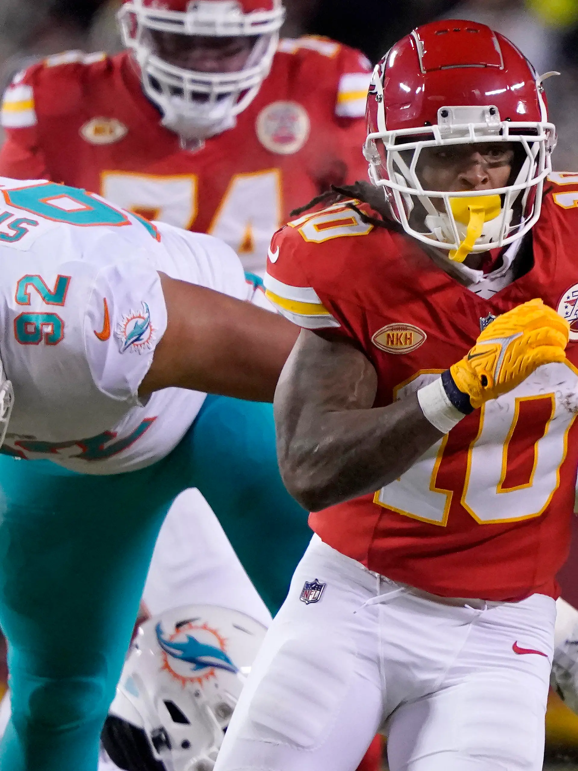 13.01.2024, USA, Kansas City: American Football: Profiliga NFL, Kansas City Chiefs - Miami Dolphins; Wild-Card Play-off-Runde, Viertelfinal-Qualifikation: Der Running Back der Kansas City Chiefs, Isiah Pacheco (10), läuft vor dem Defensive Tackle der Miami Dolphins, Zach Sieler (92). Foto: Ed Zurga/AP/dpa +++ dpa-Bildfunk +++