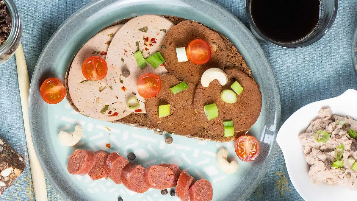 PRODUKTION - 06.01.2024, Sachsen, Dresden: Eine Brotscheibe belegt mit verschiedener Wurst.