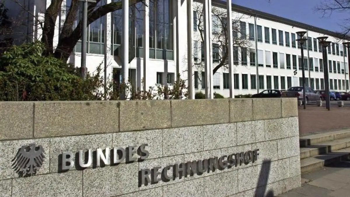 Das Gebäude des Bundesrechnungshofs in Bonn: Die Finanzkontrolleure des Bundes warnen Finanzminister Schäuble vor künftigen Haushaltsrisiken. Foto: Roland Scheidemann/Archiv