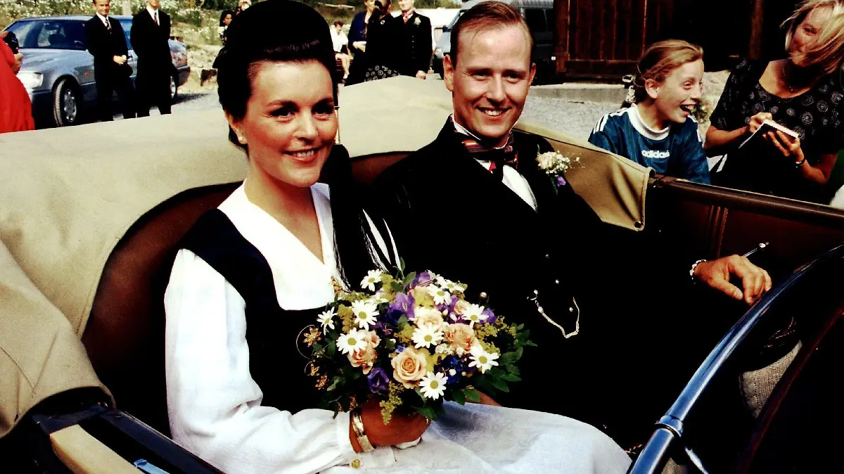 Der Neffe König Haralds V. von Norwegen, Alexander Ferner, Sohn seiner Schwester Astrid, hat am 27.7.1996 seine Frau Margret Gudmundsdottir, eine gebürtige Isländerin, in der Holmenkollen-Kapelle in Oslo geheiratet. In der offenen Kutsche fuhr das Brautpaar zur Hochzeitsfeier. An der Trauungszeremonie nahm die ganze norwegische Königsfamilie teil.