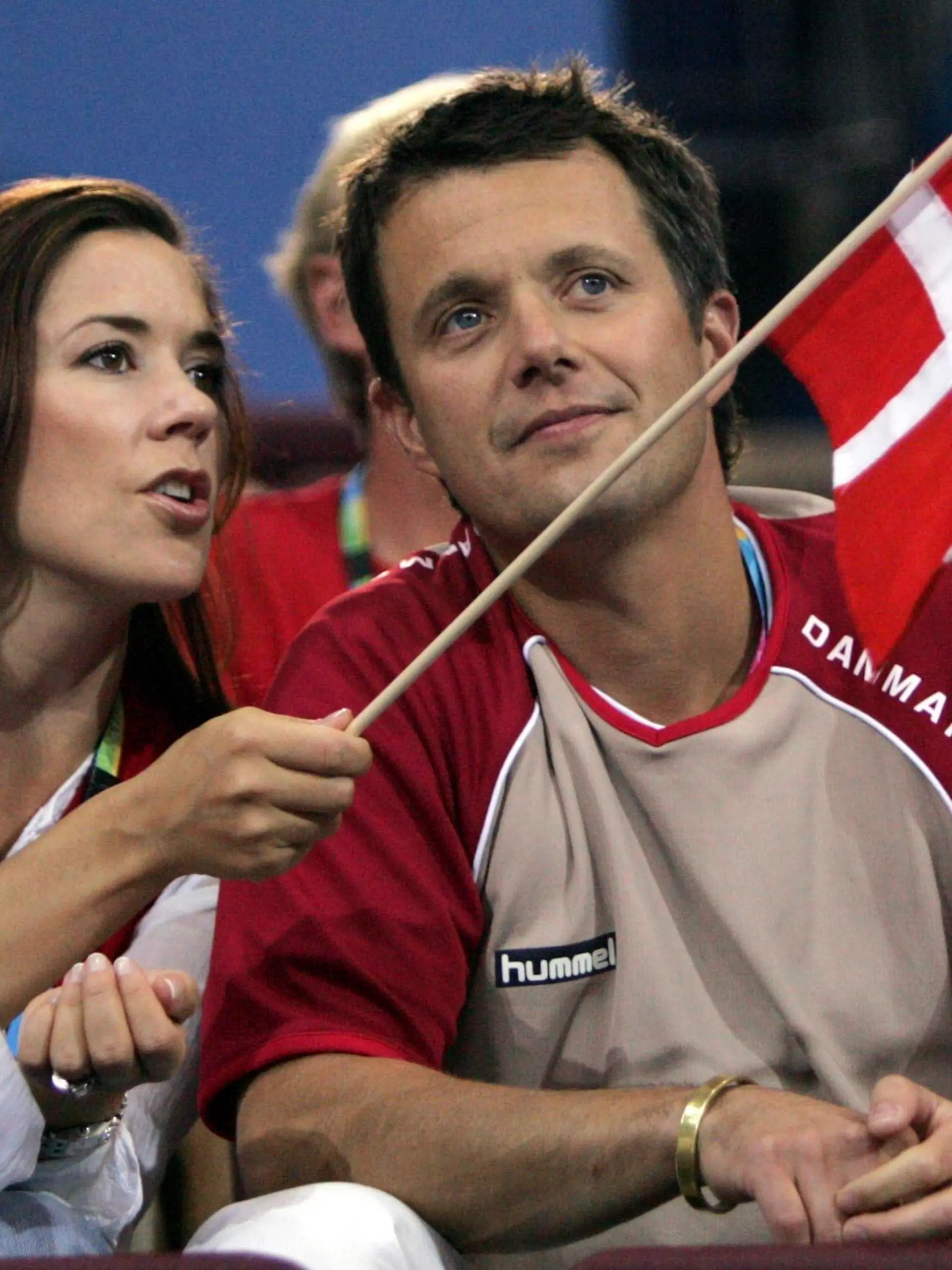 ARCHIV - 15.08.2004, Griechenland, Athen: Kronprinz Frederik (r), und Kronprinzessin Mary von Dänemark sprechen vor dem Beginn des Handballspiels der olympischen Gruppe B der Frauen zwischen Dänemark und Frankreich im Faliro-Sportpavillon bei den Olympischen Spielen 2004. Dänemark erhält an diesem Sonntag ein neues Staatsoberhaupt. Zwei Wochen nach ihrer überraschenden Rücktrittsankündigung dankt die langjährige Königin Margrethe II. (83) offiziell ab und macht somit Platz für ihren Sohn Kronprinz Frederik (55). Foto: Candrew Medichini/AP +++ dpa-Bildfunk +++