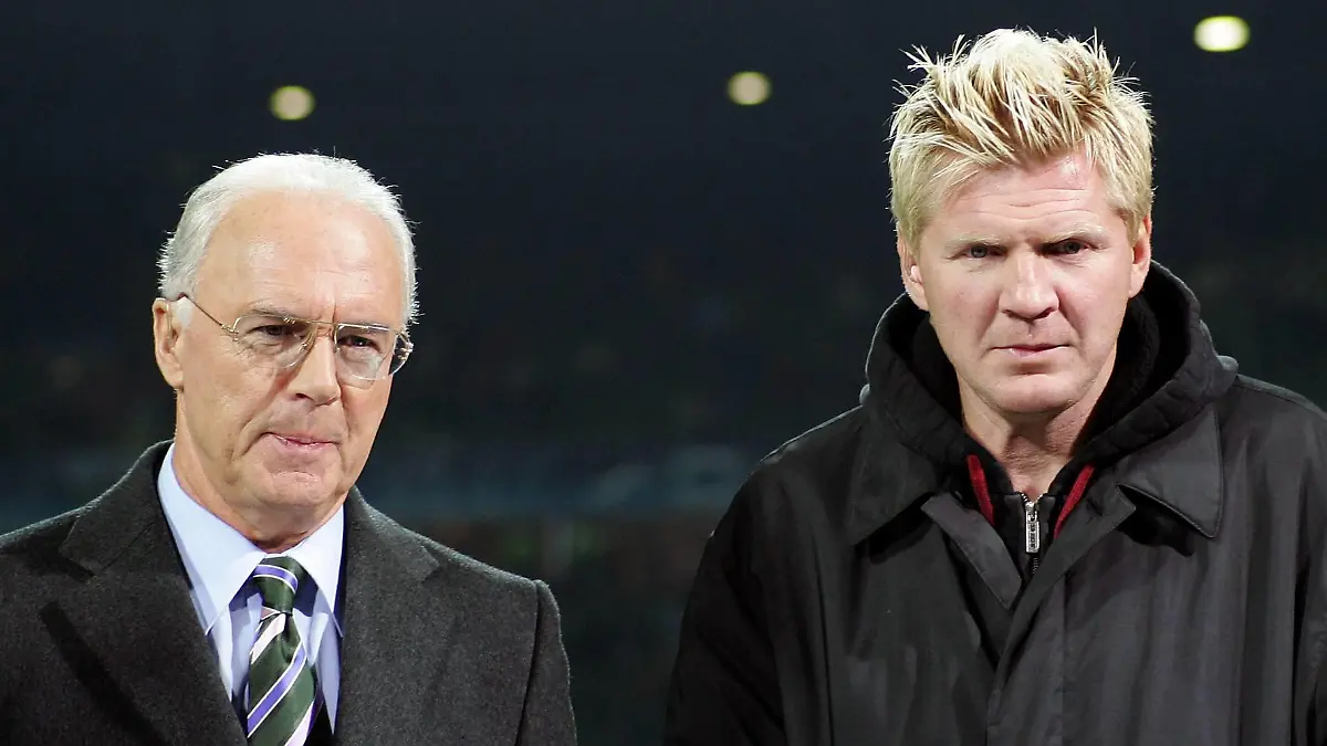 Bildnummer: 02486542  Datum: 22.11.2006  Copyright: imago/Ulmer
Aufsichtsratsvorsitzender Franz Beckenbauer (Bayern, li.) mit Stefan Effenberg (Deutschland); Vdig, quer, close, Funktionär, Funktionäre, Vereinsführung, Aufsichtsrat, Vorsitzender Champions League 2006/2007, FC Bayern München Bremen Fußball EC 1 Herren Mannschaft Gruppenbild Randmotiv Personen