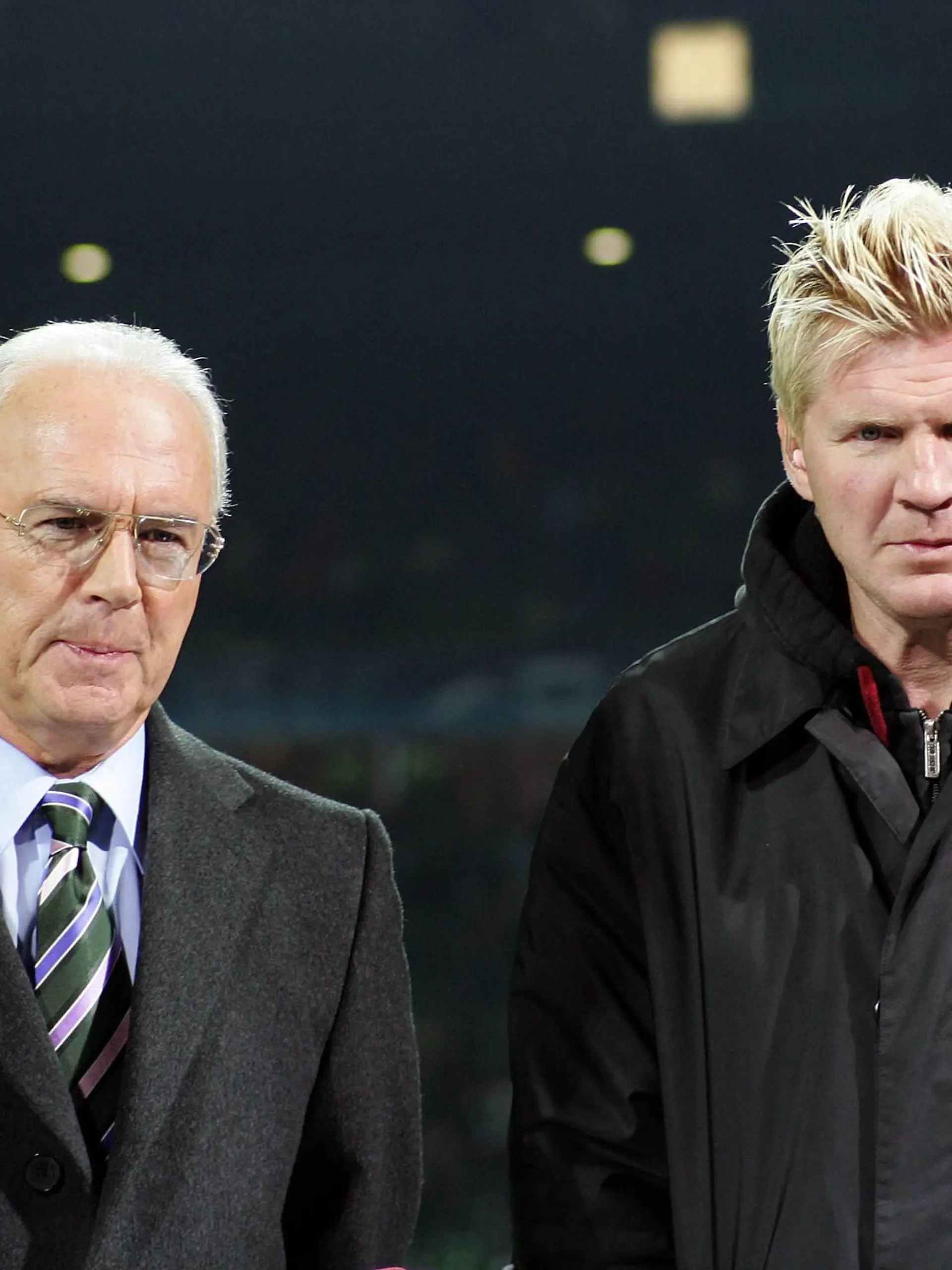 Bildnummer: 02486542 Datum: 22.11.2006 Copyright: imago/Ulmer
Aufsichtsratsvorsitzender Franz Beckenbauer (Bayern, li.) mit Stefan Effenberg (Deutschland); Vdig, quer, close, Funktionär, Funktionäre, Vereinsführung, Aufsichtsrat, Vorsitzender Champions League 2006/2007, FC Bayern München Bremen Fußball EC 1 Herren Mannschaft Gruppenbild Randmotiv Personen