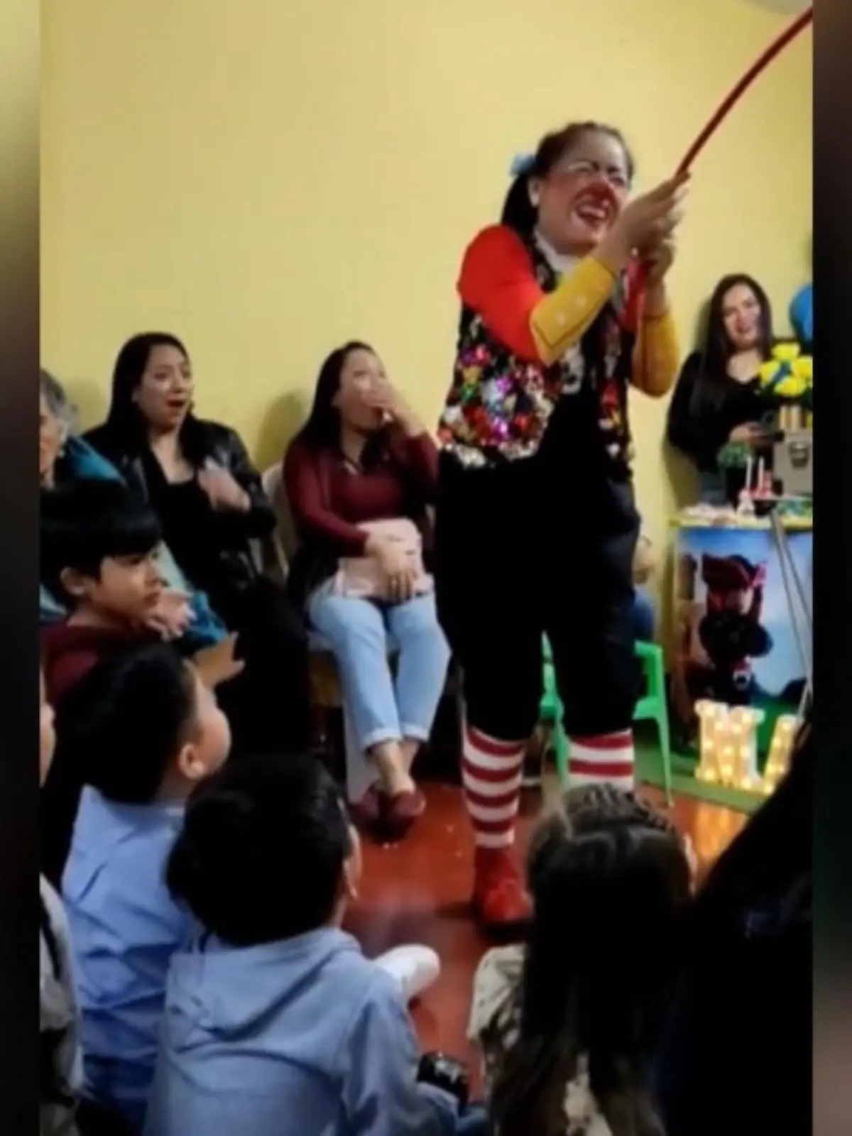 Dieser Junge sorgt ungewollt für einen Mega-Lacher auf einer Kinder-Party. Warum der Vater des Jungen am Ende in ziemliche Erklärungsnot kommt, verraten wir im Video.