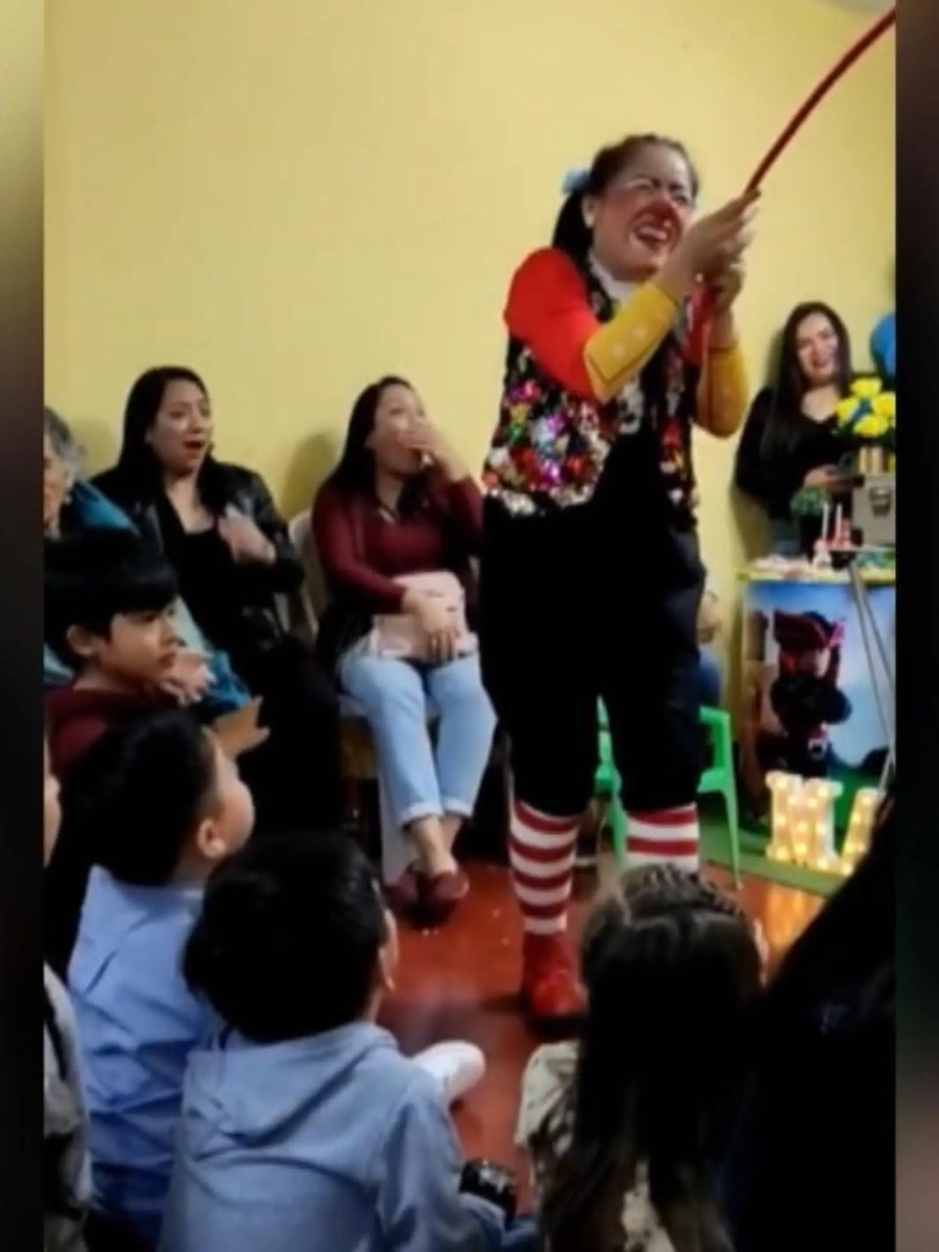 Dieser Junge sorgt ungewollt für einen Mega-Lacher auf einer Kinder-Party. Warum der Vater des Jungen am Ende in ziemliche Erklärungsnot kommt, verraten wir im Video.