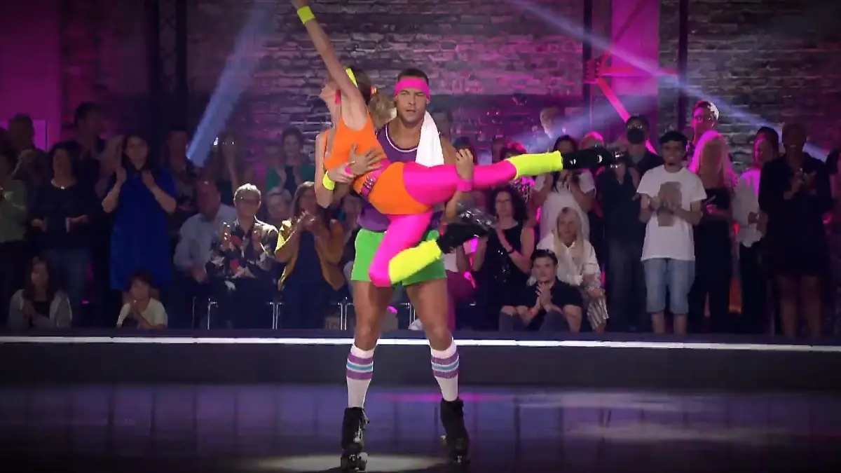 Mit ihrem Skate-Partner Andrej Mangold kämpft sich Anna-Carina Woitschak bei "Skate Fever" von Show zu Show