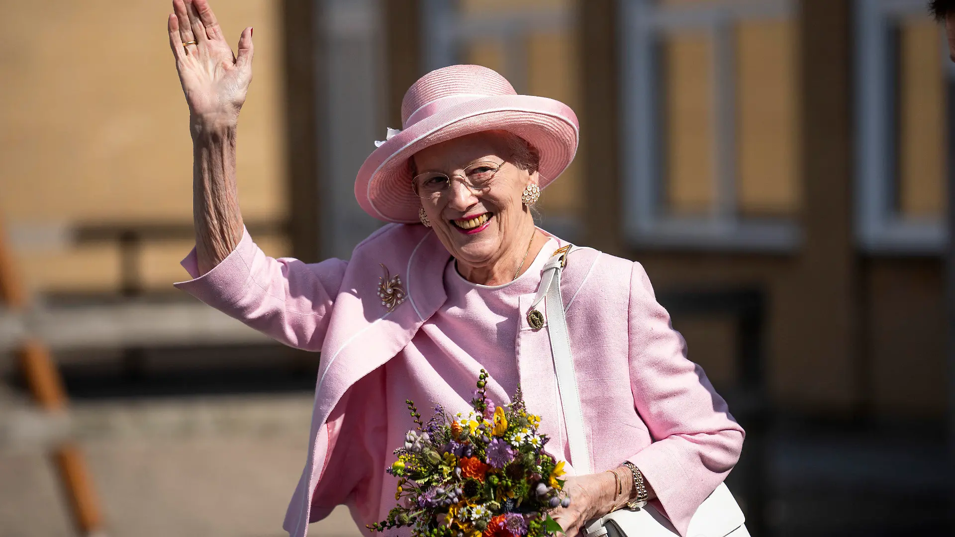 ARCHIV - 01.09.2023, Dänemark, Fredericia: Königin Margrethe II. von Dänemark, winkt bei ihrem Besuch in der Gemeinde Fredericia. (zu dpa: Kutsche, Rede, Salutschüsse: Plan für Thronwechsel in Dänemark steht) Foto: Bo Amstrup/Ritzau Scanpix/AP/dpa +++ dpa-Bildfunk +++