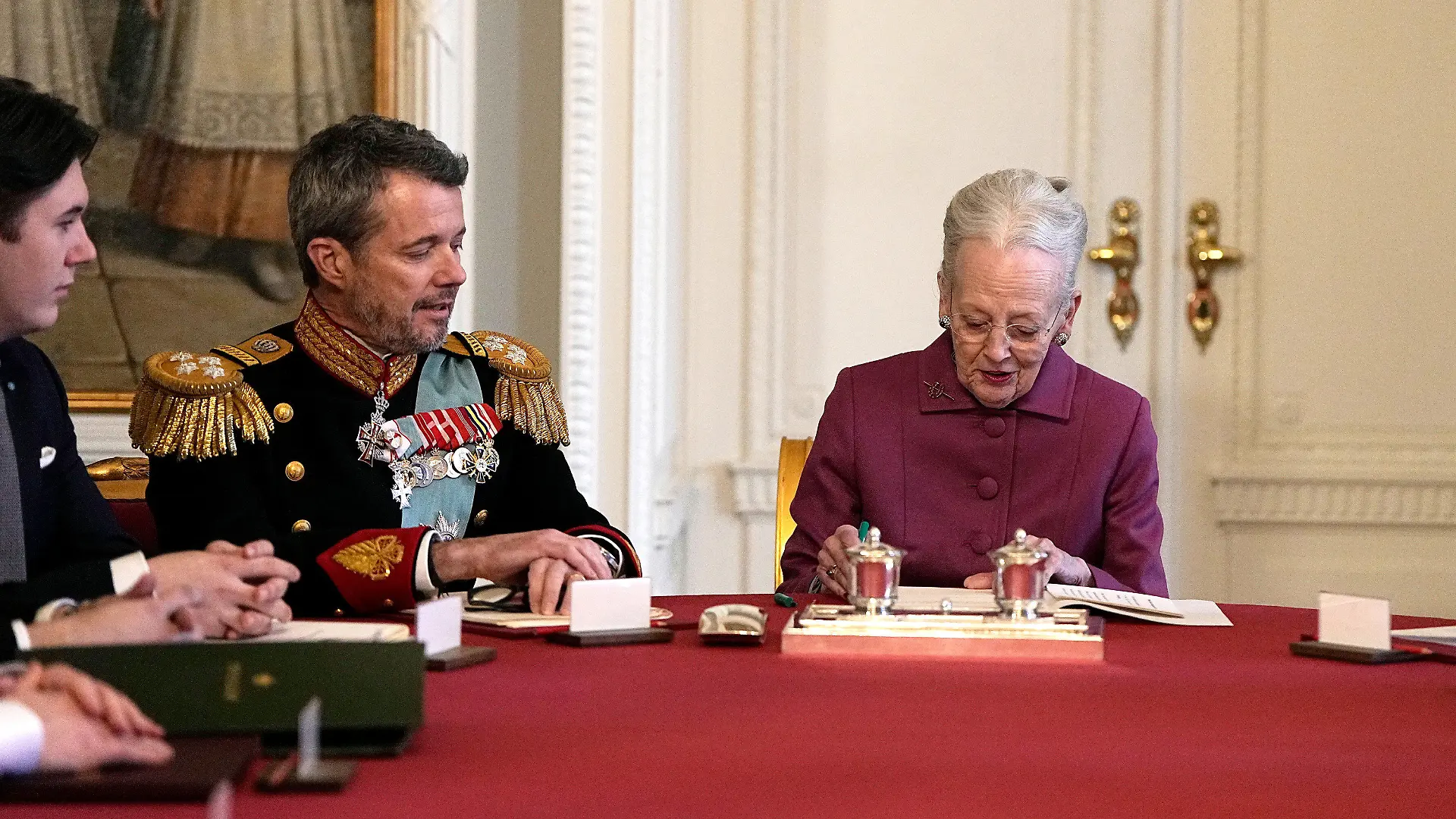 dpatopbilder - 14.01.2024, Dänemark, Kopenhagen: Königin Margrethe II. von Dänemark unterzeichnet im Staatsrat von Schloss Christiansborg die Abdankungserklärung. Die langjährige Königin Margrethe II. übergibt den Thron am Sonntag nach 52 Jahren Regentschaft an ihren Sohn Kronprinz Frederik, der künftig den Titel König Frederik X. tragen wird. Vom Balkon des Schlosses wird Dänemarks Ministerpräsidentin Frederiksen den neuen Monarchen am Nachmittag proklamieren. Foto: Mads Claus Rasmussen/Ritzau Scanpix Foto/AP/dpa +++ dpa-Bildfunk +++