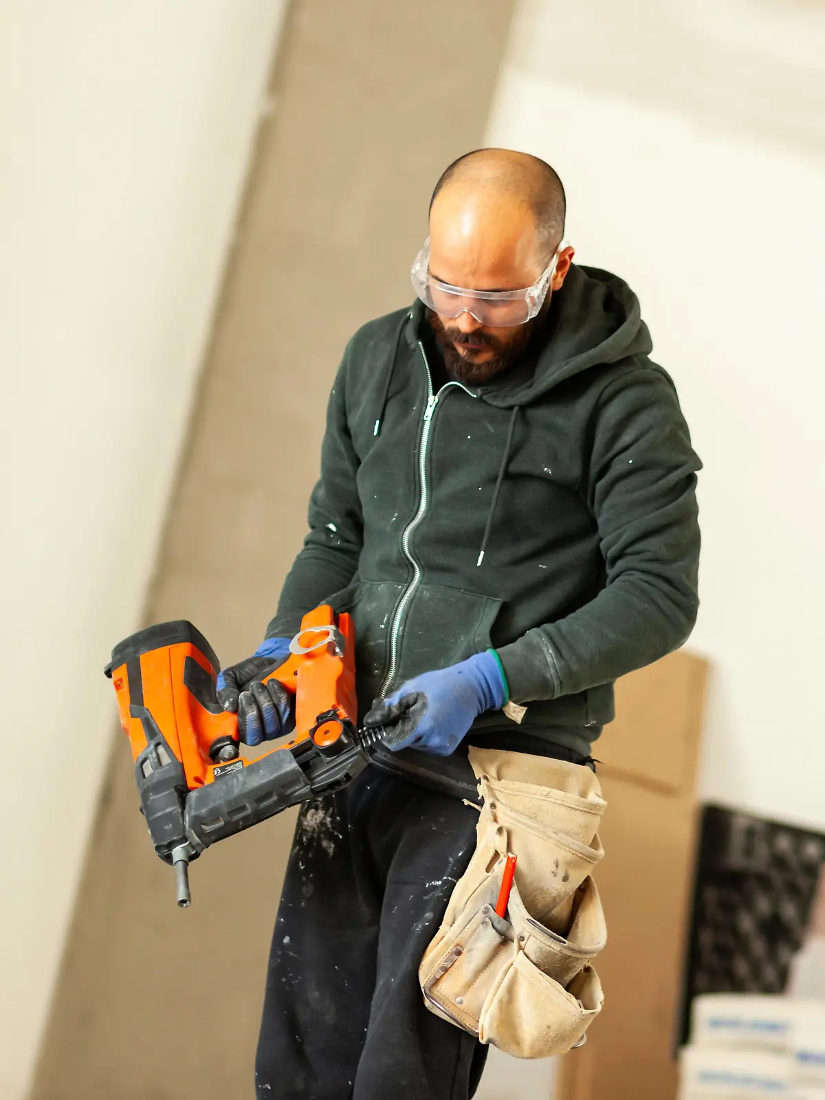 bauarbeiter;füllen;druckluftnagler;Bildverwendung nur mit Urhebervermerk: Antonio Gravante/Shotshop/picture alliance. Keine Exlusivverkäufe möglich. || Modellfreigabe vorhanden