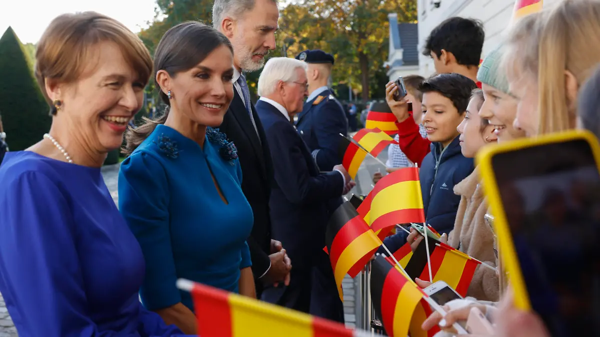  Spanish King Felipe VI 2R and Queen Letizia 2L, Frank-Walter Steinmeier R, and his wife Elke L greet people during a welcoming ceremony at Bellevue Palace in Berlin, Germany, 17 October 2022. Spanish King Felipe VI and Queen Letizia visit Germany ACHTUNG: NUR REDAKTIONELLE NUTZUNG PUBLICATIONxINxGERxSUIxAUTxONLY Copyright: xJUANJOxMARTINxes-ESx GRAF4799 20221017-729faad726588437cc5eaae11c9b170918e3a88a