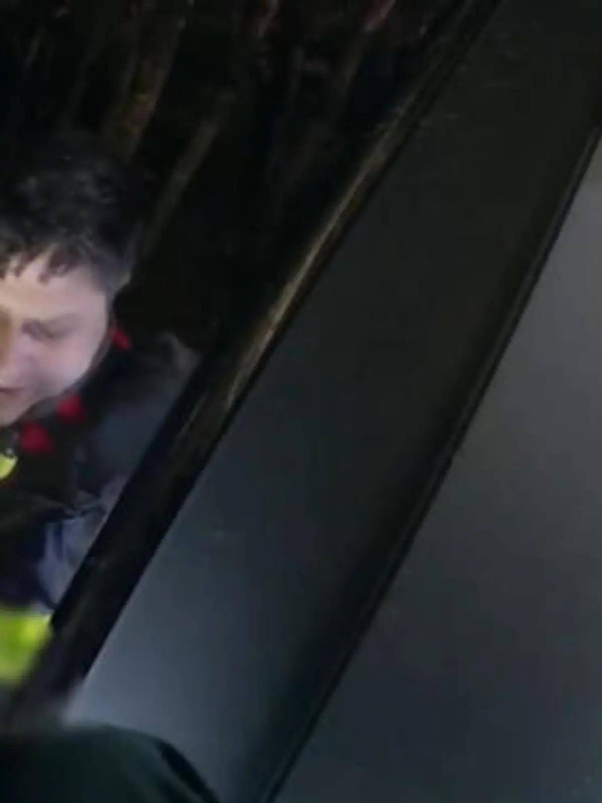 Als die Polizei an diesem Unfallort eintrifft, findet Sie nicht nur einen zerstörten Wagen vor. Im Fahrzeug sind noch zwei Menschen, drunter ein Kind. 
Da das Auto in einen Deich gefahren ist und deshalb halbvoll mit Wasser steht, ist die Feuerwehr besonders gefordert.
Die Rettungsaktion sehen Sie im Video.