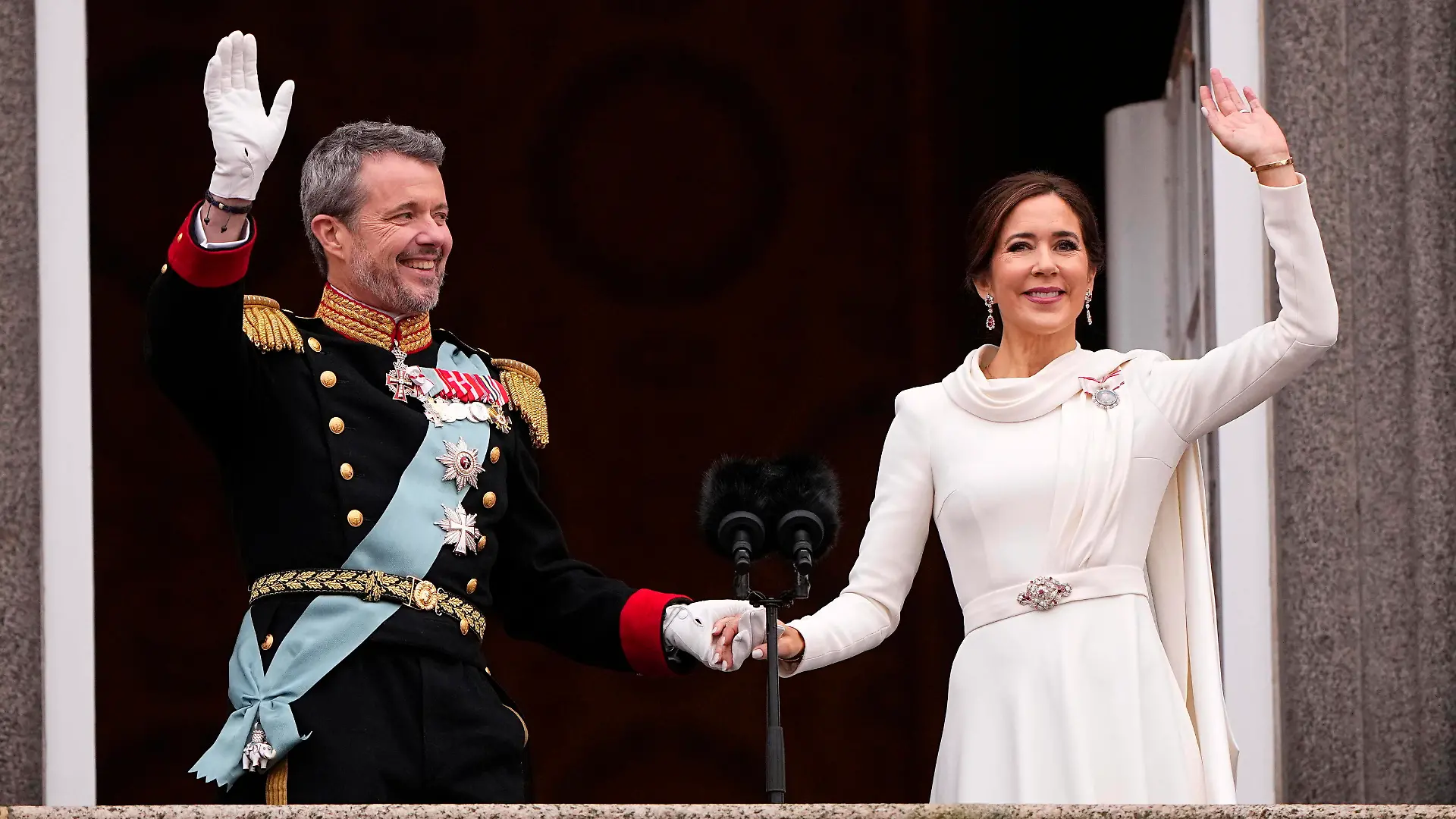 Copenhagen Denmark, 14/01/2024.- Denmark s King Frederik X L and Queen Mary wave from the balcony after the proclamation of the accession to the throne at Christiansborg Palace Square in Copenhagen, Denmark, 14 January 2024. Denmark s Queen Margrethe II abdicated on 14 January 2024, the 52nd anniversary of her accession to the throne. Her eldest son, Crown Prince Frederik, succeeded his mother on the Danish throne as King Frederik X while his son, Prince Christian, became the new Crown Prince of Denmark following his father s coronation. Dinamarca, Copenhague Denmark s Change of Throne ACHTUNG: NUR REDAKTIONELLE NUTZUNG PUBLICATIONxINxGERxSUIxAUTxONLY Copyright: xBOxAMSTRUPx EA7351 20240114-55012681829_1
